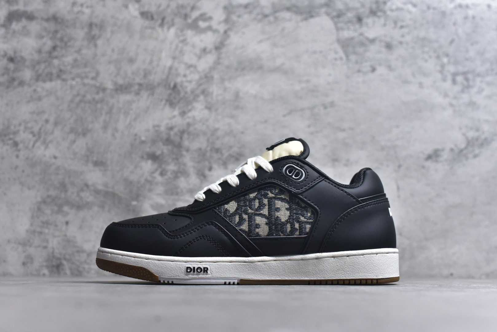 #DIOR B27 Low \'Dior Oblique Galaxy 迪奥 低帮 黑色 牛皮织物徽标印花低邦休闲板鞋 这款B27低帮运动鞋是该系列新品，延续Dior的经典款式。采用灰色光滑牛皮革精心制作，侧面饰以米色和黑色Obliquex印花镶片；\