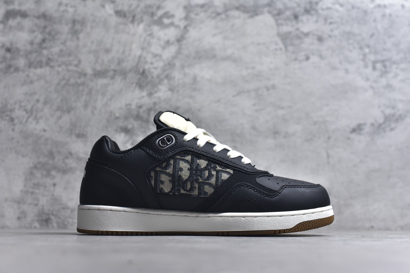 图片[3]-#DIOR B27 Low \’Dior Oblique Galaxy 迪奥 低帮 黑色 牛皮织物徽标印花低邦休闲板鞋 这款B27低帮运动鞋是该系列新品，延续Dior的经典款式。采用灰色光滑牛皮革精心制作，侧面饰以米色和黑色Obliquex印花镶片；\”CD Lcons\”造型的鞋带孔眼巧妙精致，双色橡胶鞋底、后侧鞋口和鞋跟处均带有品牌标志性细节，提升格调。时尚百搭，可为各式造型增光添彩。 货号：3SN272ZIR16536 尺码：38 39 40 41 42 43 44 45 46-选品中心