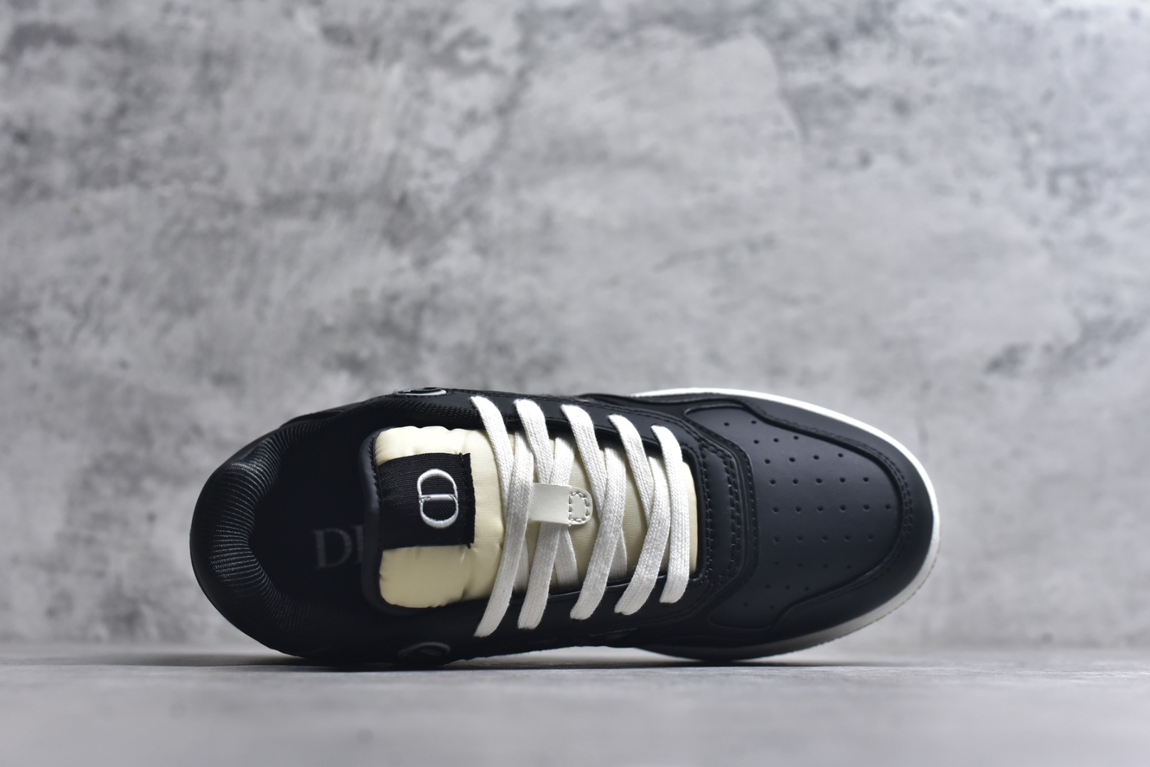 图片[4]-#DIOR B27 Low \’Dior Oblique Galaxy 迪奥 低帮 黑色 牛皮织物徽标印花低邦休闲板鞋 这款B27低帮运动鞋是该系列新品，延续Dior的经典款式。采用灰色光滑牛皮革精心制作，侧面饰以米色和黑色Obliquex印花镶片；\”CD Lcons\”造型的鞋带孔眼巧妙精致，双色橡胶鞋底、后侧鞋口和鞋跟处均带有品牌标志性细节，提升格调。时尚百搭，可为各式造型增光添彩。 货号：3SN272ZIR16536 尺码：38 39 40 41 42 43 44 45 46-选品中心