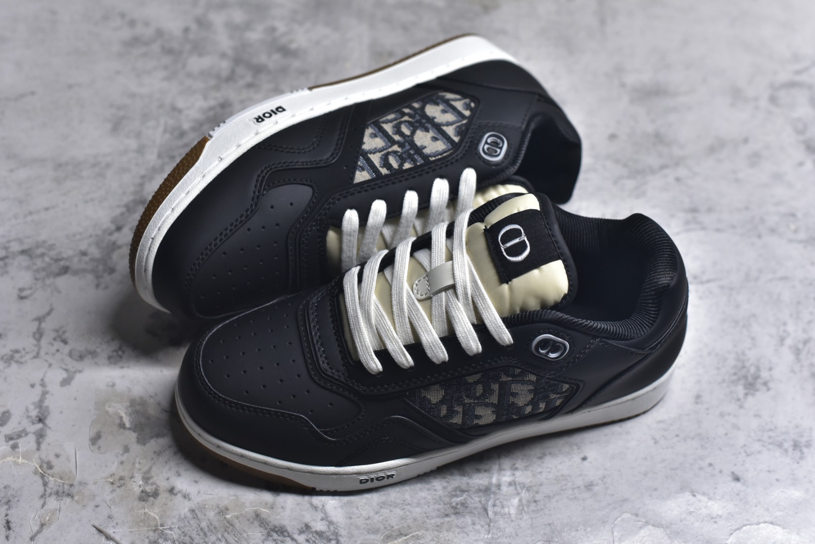 图片[7]-#DIOR B27 Low \’Dior Oblique Galaxy 迪奥 低帮 黑色 牛皮织物徽标印花低邦休闲板鞋 这款B27低帮运动鞋是该系列新品，延续Dior的经典款式。采用灰色光滑牛皮革精心制作，侧面饰以米色和黑色Obliquex印花镶片；\”CD Lcons\”造型的鞋带孔眼巧妙精致，双色橡胶鞋底、后侧鞋口和鞋跟处均带有品牌标志性细节，提升格调。时尚百搭，可为各式造型增光添彩。 货号：3SN272ZIR16536 尺码：38 39 40 41 42 43 44 45 46-选品中心