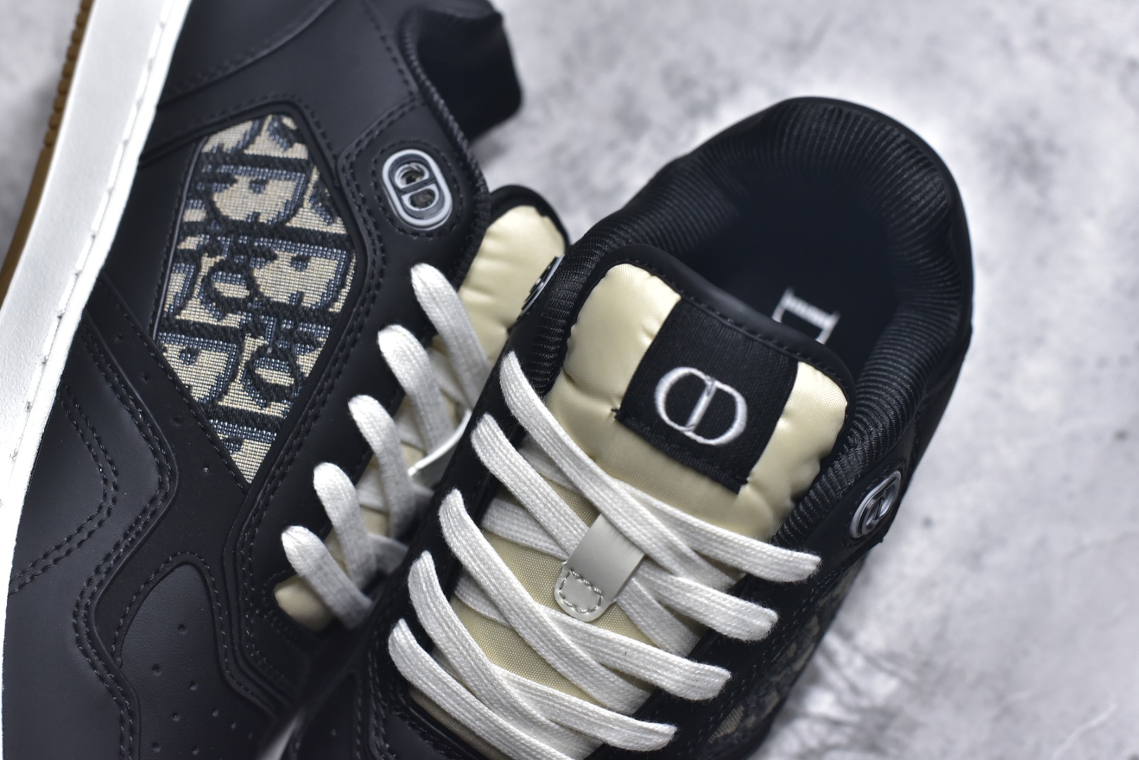 图片[9]-#DIOR B27 Low \’Dior Oblique Galaxy 迪奥 低帮 黑色 牛皮织物徽标印花低邦休闲板鞋 这款B27低帮运动鞋是该系列新品，延续Dior的经典款式。采用灰色光滑牛皮革精心制作，侧面饰以米色和黑色Obliquex印花镶片；\”CD Lcons\”造型的鞋带孔眼巧妙精致，双色橡胶鞋底、后侧鞋口和鞋跟处均带有品牌标志性细节，提升格调。时尚百搭，可为各式造型增光添彩。 货号：3SN272ZIR16536 尺码：38 39 40 41 42 43 44 45 46-选品中心