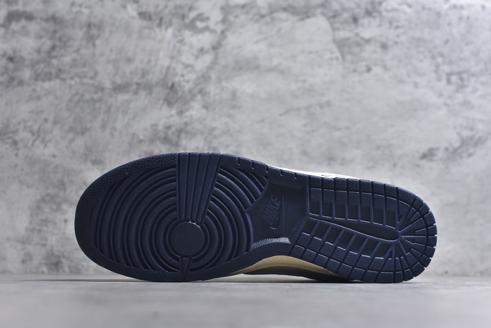 图片[6]-#海外爆款限量发售！Nike SB Dunk Low“ 迪奥联名—雾霾蓝” 周年高端定制 低帮休闲板鞋 定制鞋盒 大厂纯原品质出货 超高清洁度 皮料切割干净无任何毛边 细节完美 货号：DN3168-014 尺码：36 36.5 37.5 38 38.5 39 40 40.5 41 42 42.5 43 44 44.5 45-选品中心