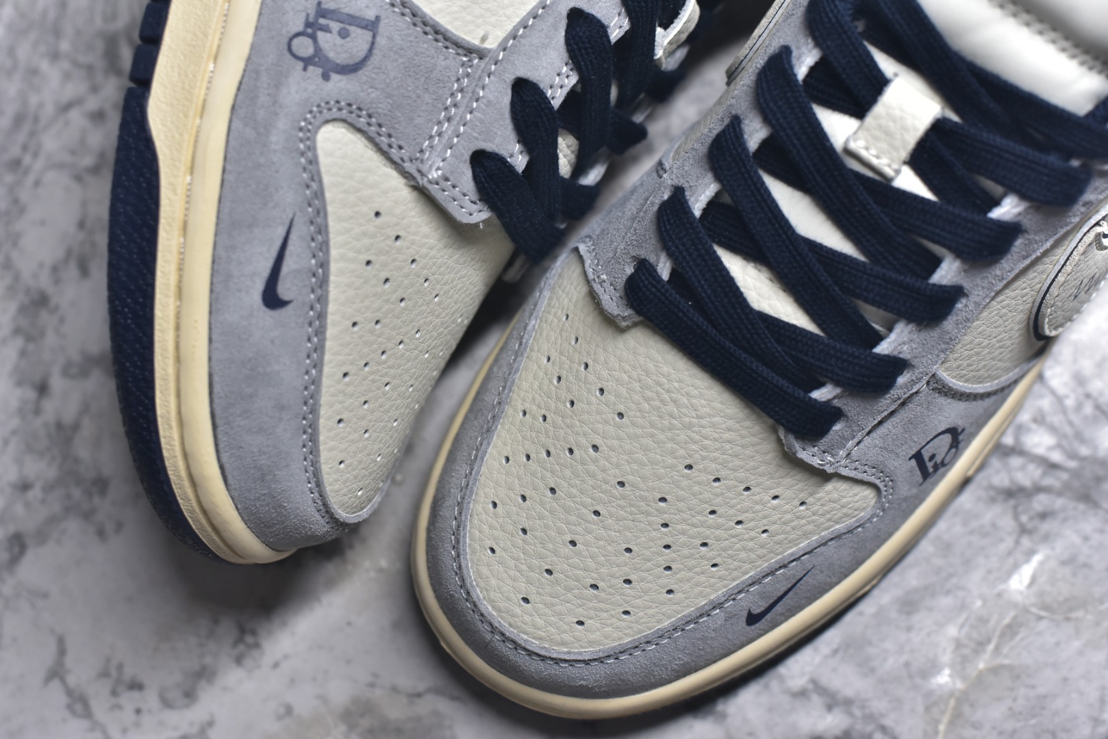 图片[8]-#海外爆款限量发售！Nike SB Dunk Low“ 迪奥联名—雾霾蓝” 周年高端定制 低帮休闲板鞋 定制鞋盒 大厂纯原品质出货 超高清洁度 皮料切割干净无任何毛边 细节完美 货号：DN3168-014 尺码：36 36.5 37.5 38 38.5 39 40 40.5 41 42 42.5 43 44 44.5 45-选品中心