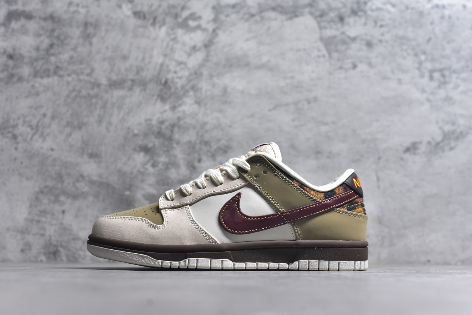 #Nike SB Dunk Low ”Khaki Leopard“ 卡其豹纹 低帮休闲板鞋 #鞋款以卡其和巴洛克棕打造鞋身，两侧辅以珍珠白皮革装扮，队红 Swoosh 装饰两侧。采用利落皮革材料巧搭时尚豹纹装饰细节，塑就醒目个性风范。鞋款融入柔软衬垫，舒适非凡，经久耐穿。 货号：IM6687-262 尺码：35.5-40-选品中心