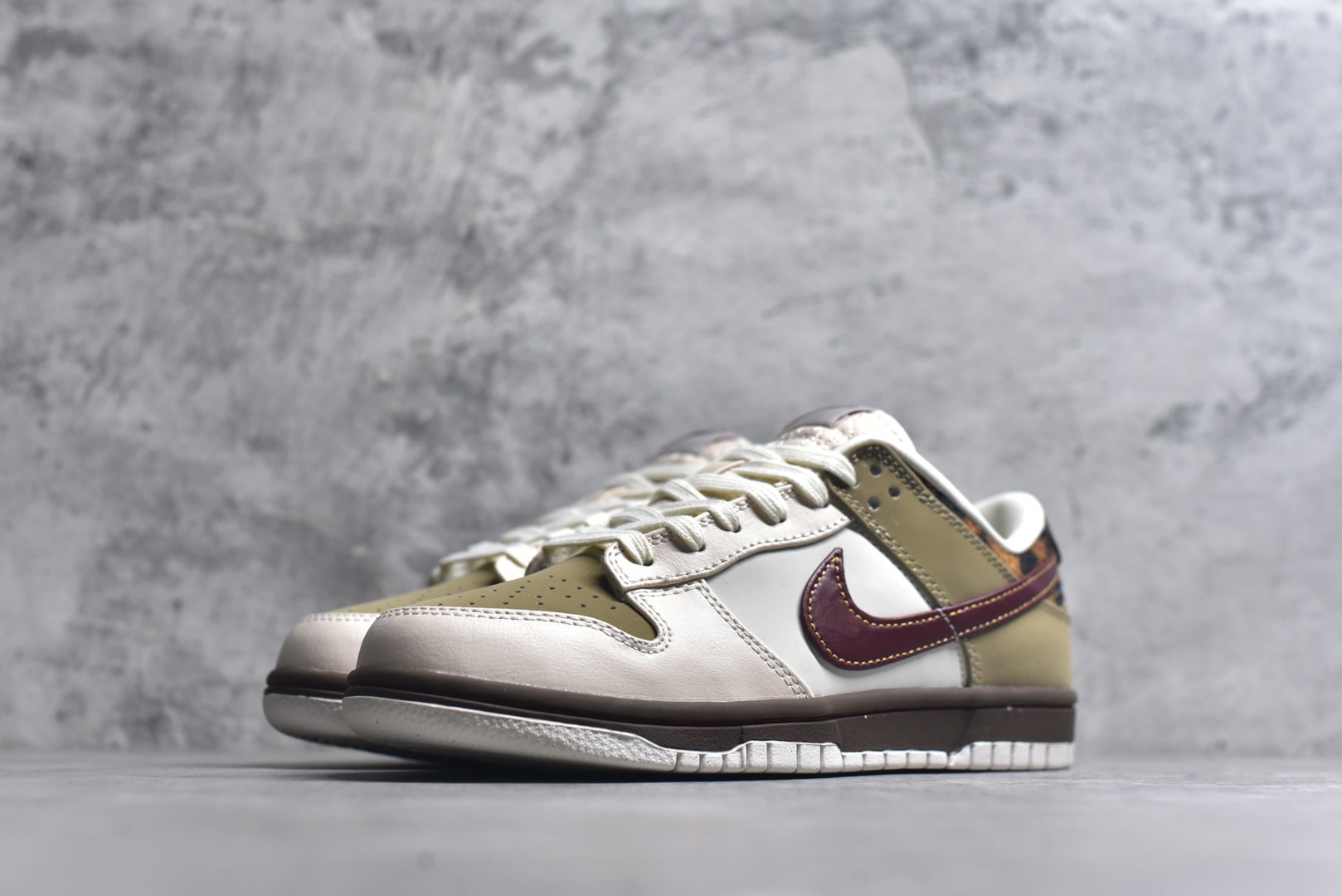 图片[2]-#Nike SB Dunk Low ”Khaki Leopard“ 卡其豹纹 低帮休闲板鞋 #鞋款以卡其和巴洛克棕打造鞋身，两侧辅以珍珠白皮革装扮，队红 Swoosh 装饰两侧。采用利落皮革材料巧搭时尚豹纹装饰细节，塑就醒目个性风范。鞋款融入柔软衬垫，舒适非凡，经久耐穿。 货号：IM6687-262 尺码：35.5-40-选品中心