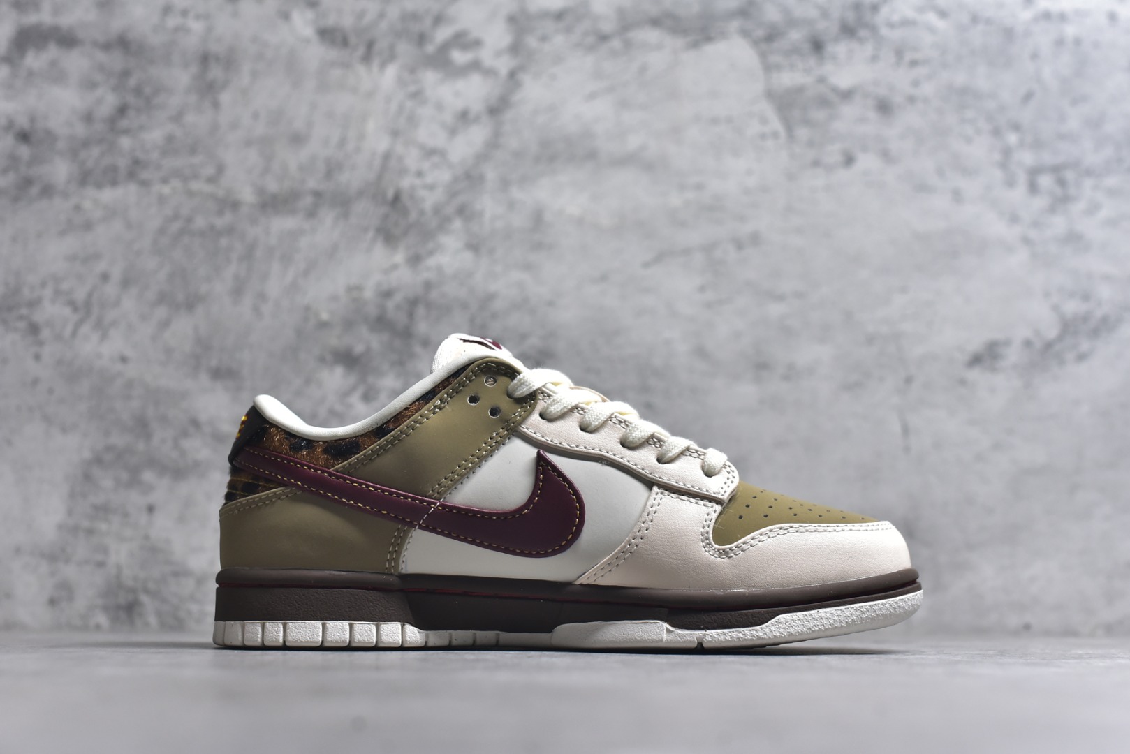图片[3]-#Nike SB Dunk Low ”Khaki Leopard“ 卡其豹纹 低帮休闲板鞋 #鞋款以卡其和巴洛克棕打造鞋身，两侧辅以珍珠白皮革装扮，队红 Swoosh 装饰两侧。采用利落皮革材料巧搭时尚豹纹装饰细节，塑就醒目个性风范。鞋款融入柔软衬垫，舒适非凡，经久耐穿。 货号：IM6687-262 尺码：35.5-40-选品中心