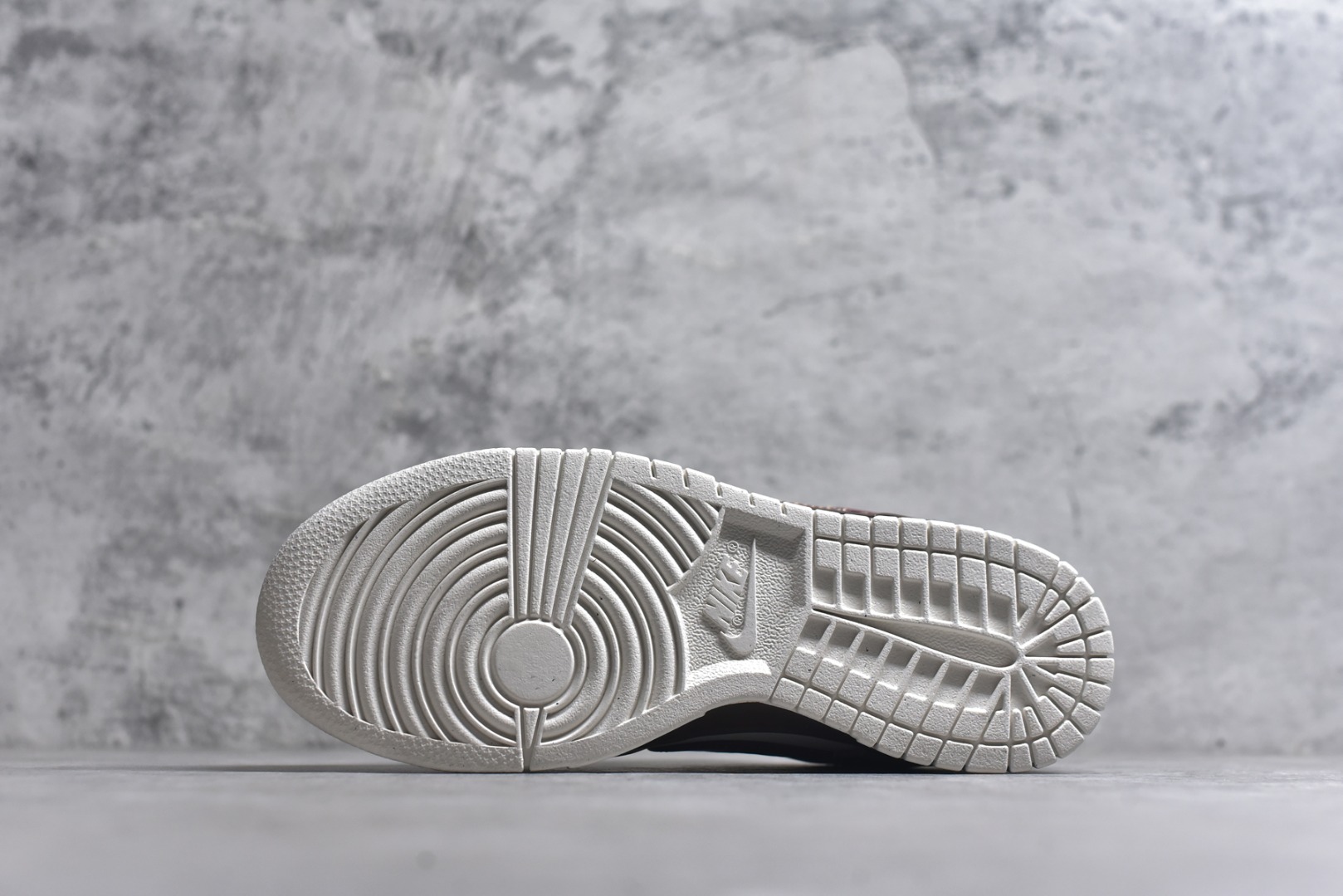 图片[6]-#Nike SB Dunk Low ”Khaki Leopard“ 卡其豹纹 低帮休闲板鞋 #鞋款以卡其和巴洛克棕打造鞋身，两侧辅以珍珠白皮革装扮，队红 Swoosh 装饰两侧。采用利落皮革材料巧搭时尚豹纹装饰细节，塑就醒目个性风范。鞋款融入柔软衬垫，舒适非凡，经久耐穿。 货号：IM6687-262 尺码：35.5-40-选品中心