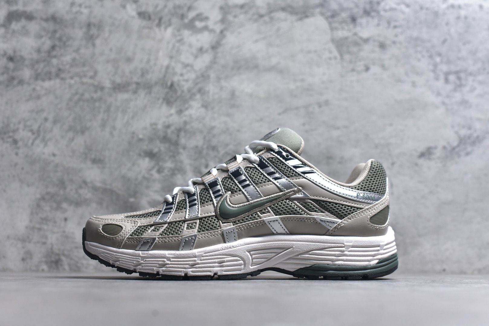 #NK P-6000 系列低帮复古老爹风休闲运动舒适慢跑鞋 CD6404-203 融合 Pegasus 过往运动鞋设计 助力 21 世纪早期跑步运动跃升时尚新高度 采用透气网眼布、运动风格线条和耐穿覆面 兼具吸睛外观和舒适感受 中底泡绵以田径赛道为灵感 打造厚实设计 缔造出众缓震性能 尺码：36 36.5 37.5 38 38.5 39 40 40.5 41 42 42.5 43 44 44.5 45-选品中心