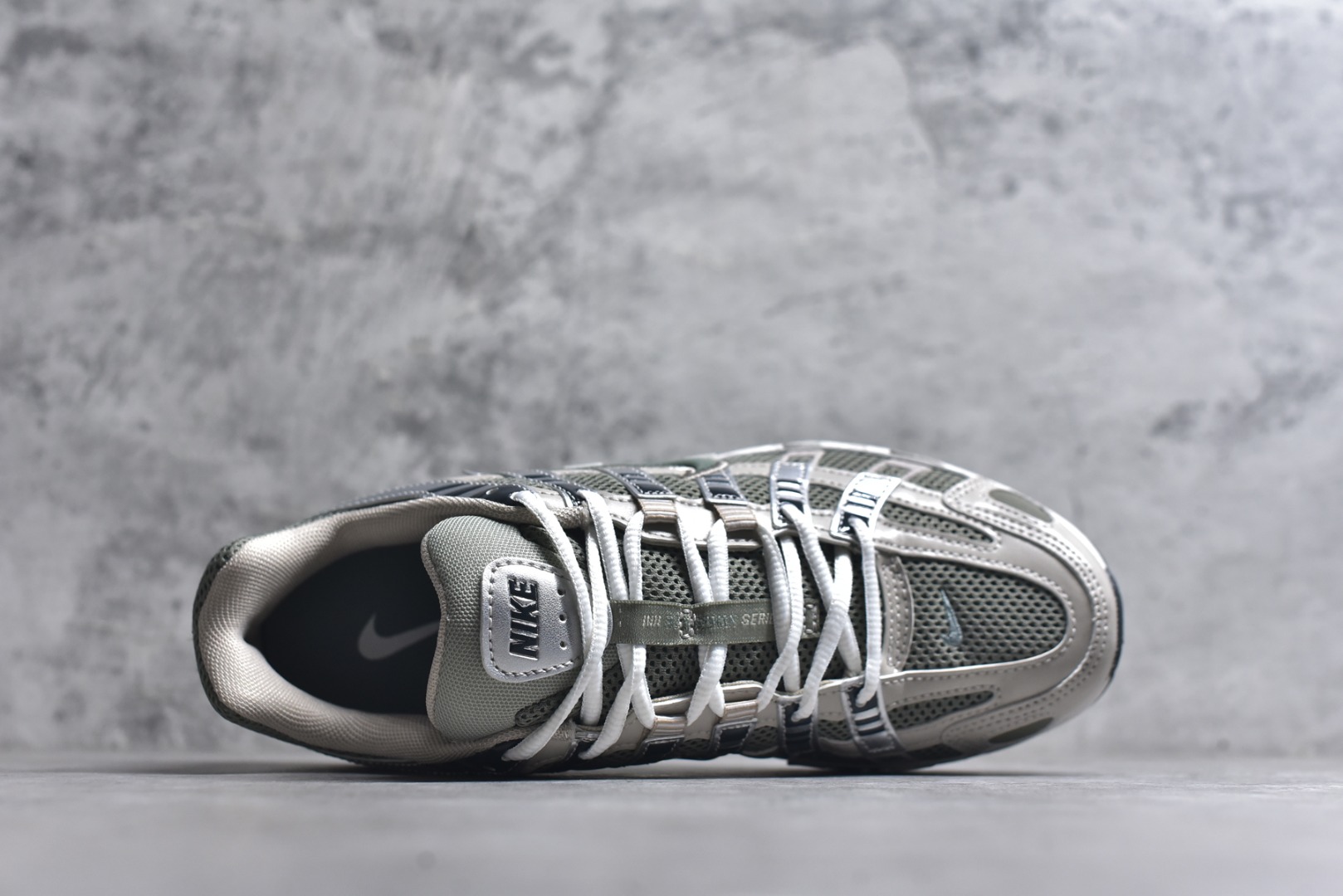 图片[4]-#NK P-6000 系列低帮复古老爹风休闲运动舒适慢跑鞋 CD6404-203 融合 Pegasus 过往运动鞋设计 助力 21 世纪早期跑步运动跃升时尚新高度 采用透气网眼布、运动风格线条和耐穿覆面 兼具吸睛外观和舒适感受 中底泡绵以田径赛道为灵感 打造厚实设计 缔造出众缓震性能 尺码：36 36.5 37.5 38 38.5 39 40 40.5 41 42 42.5 43 44 44.5 45-选品中心