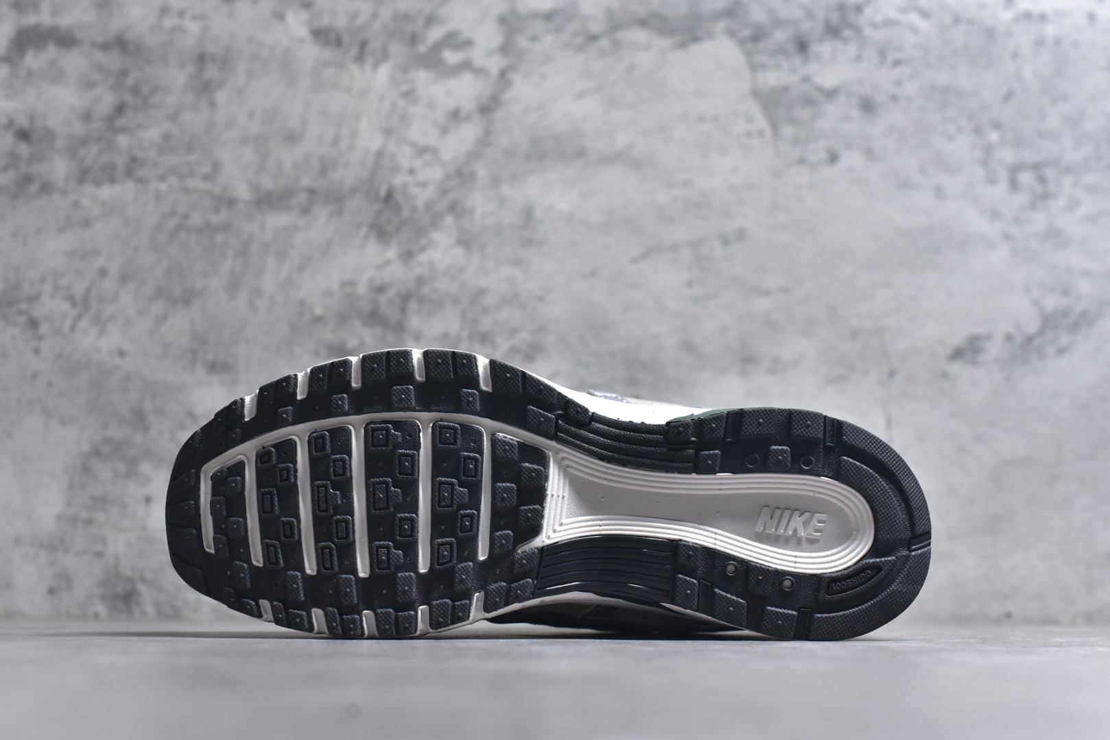 图片[6]-#NK P-6000 系列低帮复古老爹风休闲运动舒适慢跑鞋 CD6404-203 融合 Pegasus 过往运动鞋设计 助力 21 世纪早期跑步运动跃升时尚新高度 采用透气网眼布、运动风格线条和耐穿覆面 兼具吸睛外观和舒适感受 中底泡绵以田径赛道为灵感 打造厚实设计 缔造出众缓震性能 尺码：36 36.5 37.5 38 38.5 39 40 40.5 41 42 42.5 43 44 44.5 45-选品中心