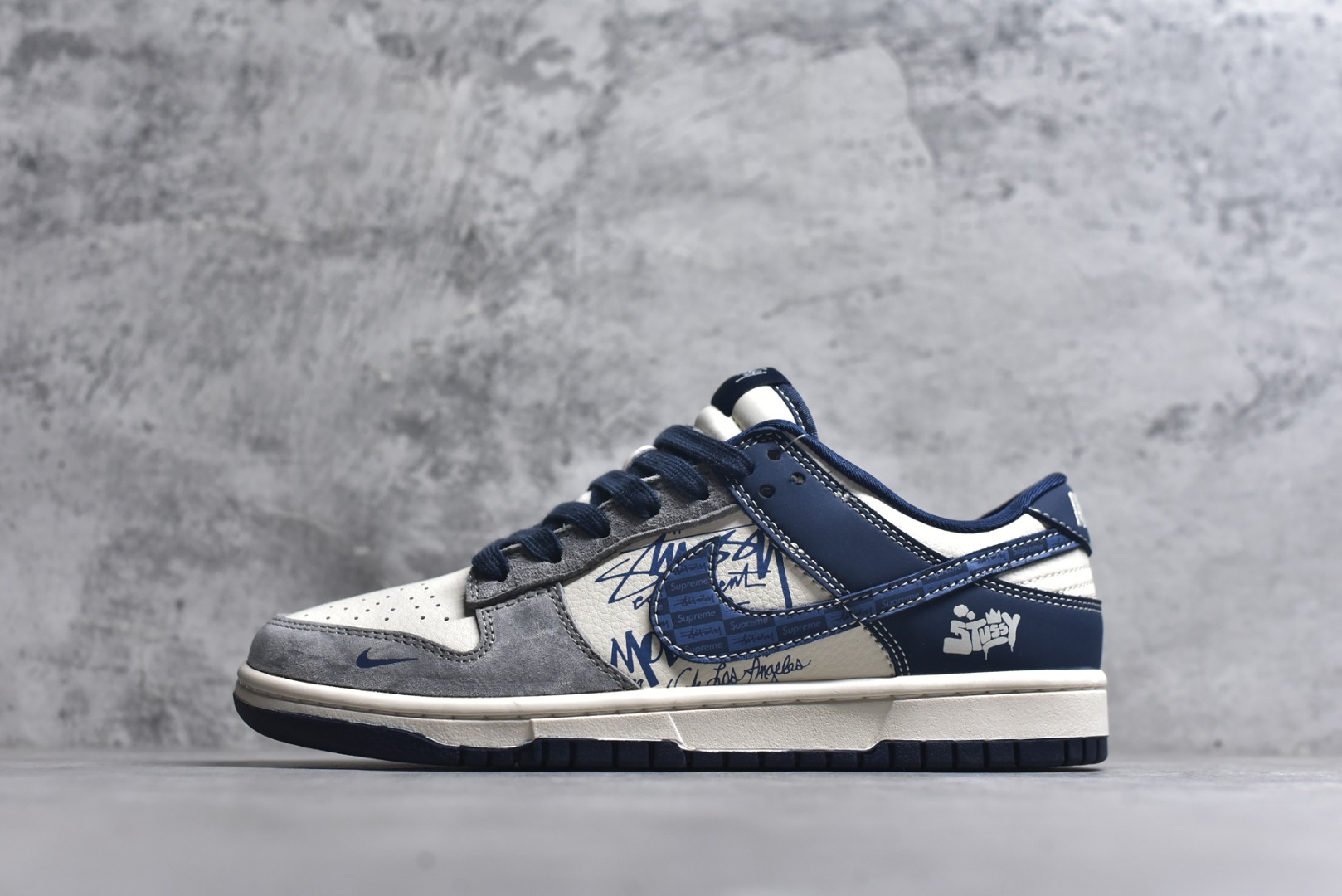 #海外爆款限量发售！高端定制Nike SB Dunk Low “斯图西联名------米白灰蓝渡鸦” 高端定制 低帮休闲板鞋 定制鞋盒 大厂纯原品质出货 超高清洁度 皮料切割干净无任何毛边 细节完美 货号：XD1588-243 尺码：36 36.5 37.5 38 38.5 39 40 40.5 41 42 42.5 43 44 44.5 45-选品中心