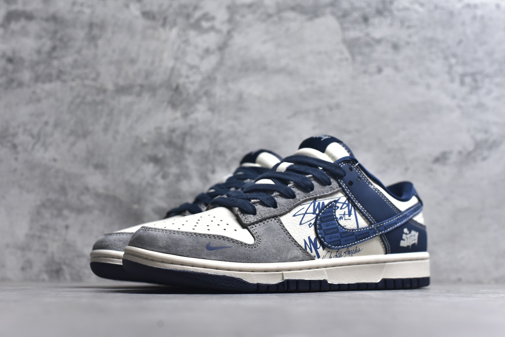 图片[2]-#海外爆款限量发售！高端定制Nike SB Dunk Low “斯图西联名——米白灰蓝渡鸦” 高端定制 低帮休闲板鞋 定制鞋盒 大厂纯原品质出货 超高清洁度 皮料切割干净无任何毛边 细节完美 货号：XD1588-243 尺码：36 36.5 37.5 38 38.5 39 40 40.5 41 42 42.5 43 44 44.5 45-选品中心