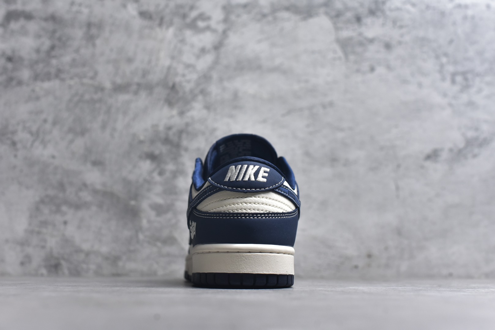 图片[5]-#海外爆款限量发售！高端定制Nike SB Dunk Low “斯图西联名——米白灰蓝渡鸦” 高端定制 低帮休闲板鞋 定制鞋盒 大厂纯原品质出货 超高清洁度 皮料切割干净无任何毛边 细节完美 货号：XD1588-243 尺码：36 36.5 37.5 38 38.5 39 40 40.5 41 42 42.5 43 44 44.5 45-选品中心