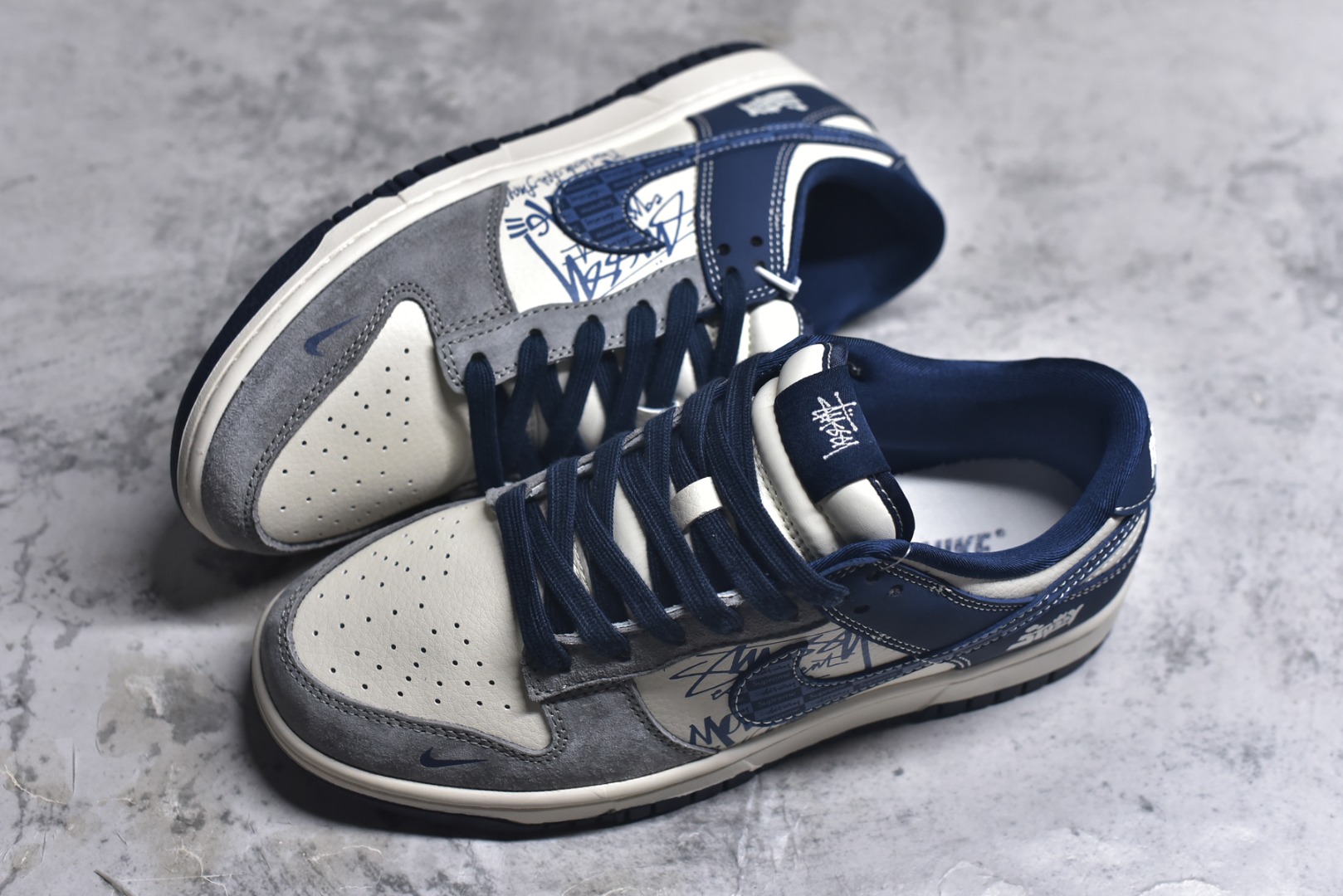 图片[7]-#海外爆款限量发售！高端定制Nike SB Dunk Low “斯图西联名——米白灰蓝渡鸦” 高端定制 低帮休闲板鞋 定制鞋盒 大厂纯原品质出货 超高清洁度 皮料切割干净无任何毛边 细节完美 货号：XD1588-243 尺码：36 36.5 37.5 38 38.5 39 40 40.5 41 42 42.5 43 44 44.5 45-选品中心