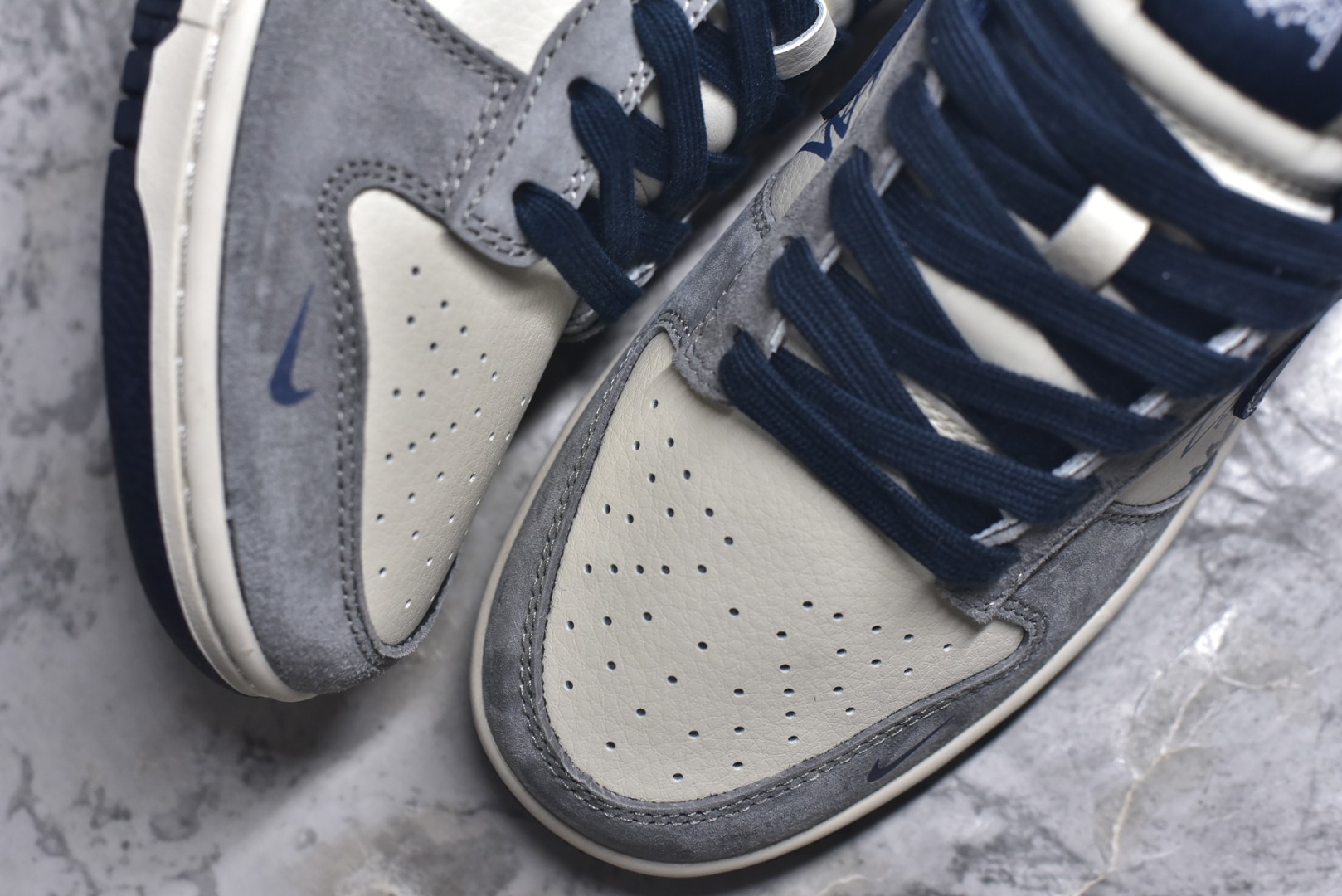 图片[8]-#海外爆款限量发售！高端定制Nike SB Dunk Low “斯图西联名——米白灰蓝渡鸦” 高端定制 低帮休闲板鞋 定制鞋盒 大厂纯原品质出货 超高清洁度 皮料切割干净无任何毛边 细节完美 货号：XD1588-243 尺码：36 36.5 37.5 38 38.5 39 40 40.5 41 42 42.5 43 44 44.5 45-选品中心