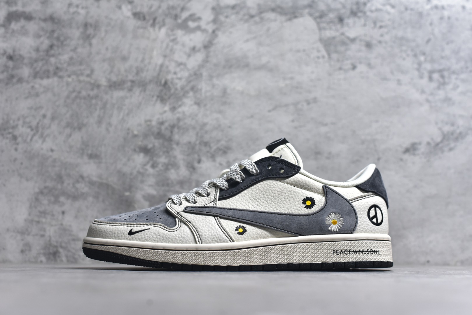 #海外爆款限量发售！ Travis Scott x Jordan 1 Low “权志龙联名——雏菊米灰黑” 高端定制 乔丹倒勾低帮休闲板鞋 大厂纯原品质出货 纯正版型 定制鞋盒 皮料切割干净无任何毛边 细节完美 超高清洁度 货号：QW5088-208 尺码：36 36.5 37.5 38 38.5 39 40 40.5 41 42 42.5 43 44 44.5 45-选品中心