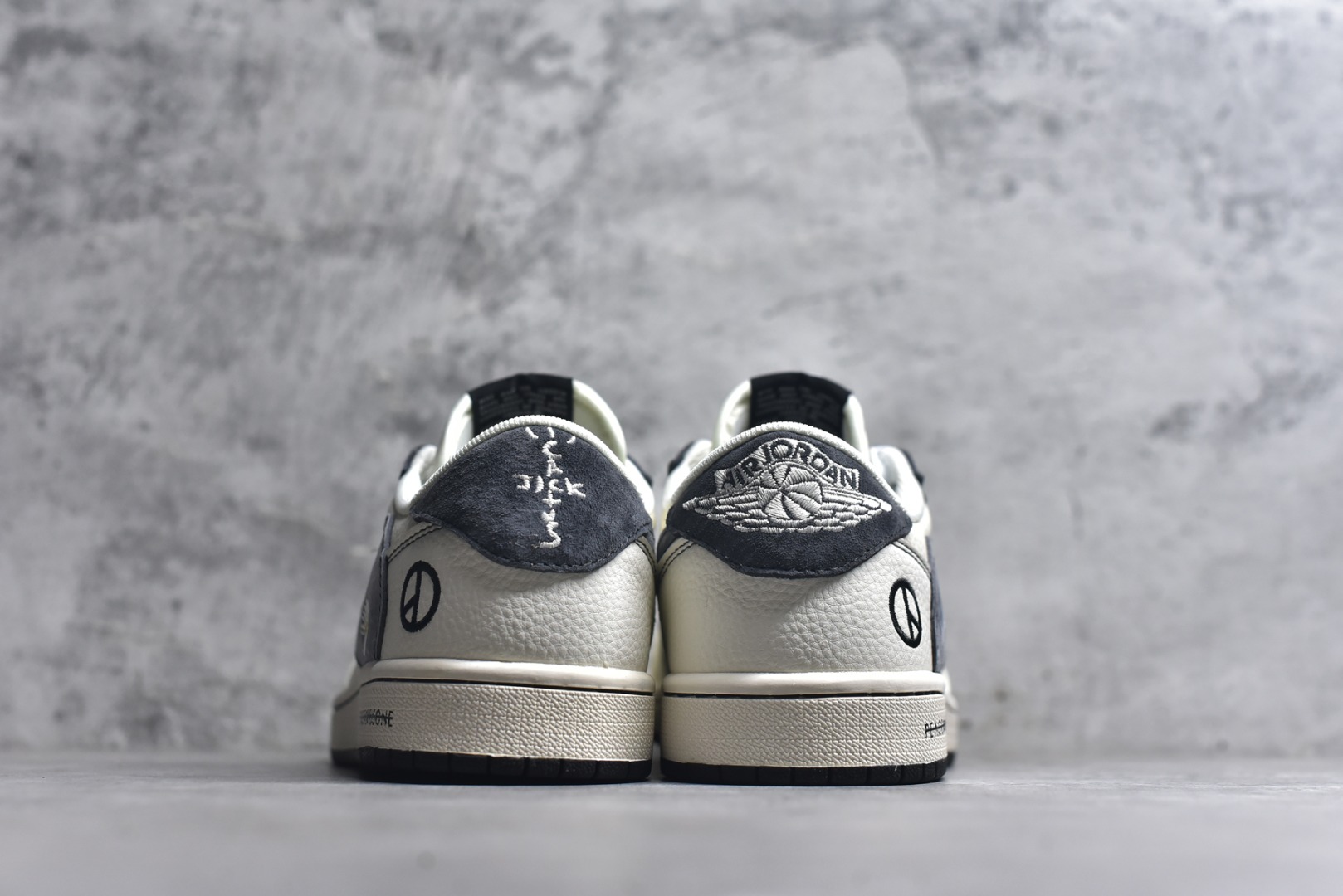 图片[5]-#海外爆款限量发售！ Travis Scott x Jordan 1 Low “权志龙联名——雏菊米灰黑” 高端定制 乔丹倒勾低帮休闲板鞋 大厂纯原品质出货 纯正版型 定制鞋盒 皮料切割干净无任何毛边 细节完美 超高清洁度 货号：QW5088-208 尺码：36 36.5 37.5 38 38.5 39 40 40.5 41 42 42.5 43 44 44.5 45-选品中心
