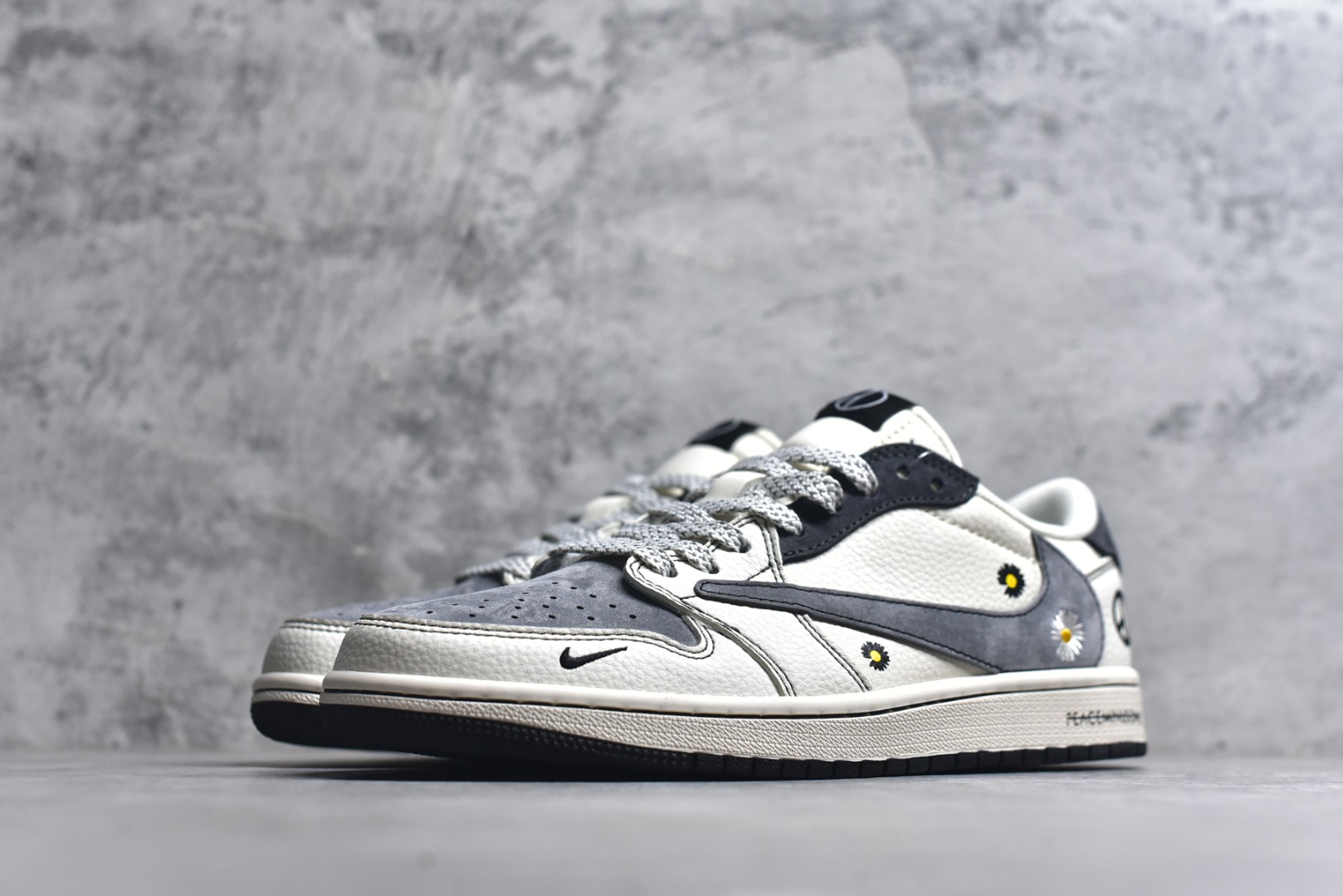 图片[2]-#海外爆款限量发售！ Travis Scott x Jordan 1 Low “权志龙联名——雏菊米灰黑” 高端定制 乔丹倒勾低帮休闲板鞋 大厂纯原品质出货 纯正版型 定制鞋盒 皮料切割干净无任何毛边 细节完美 超高清洁度 货号：QW5088-208 尺码：36 36.5 37.5 38 38.5 39 40 40.5 41 42 42.5 43 44 44.5 45-选品中心