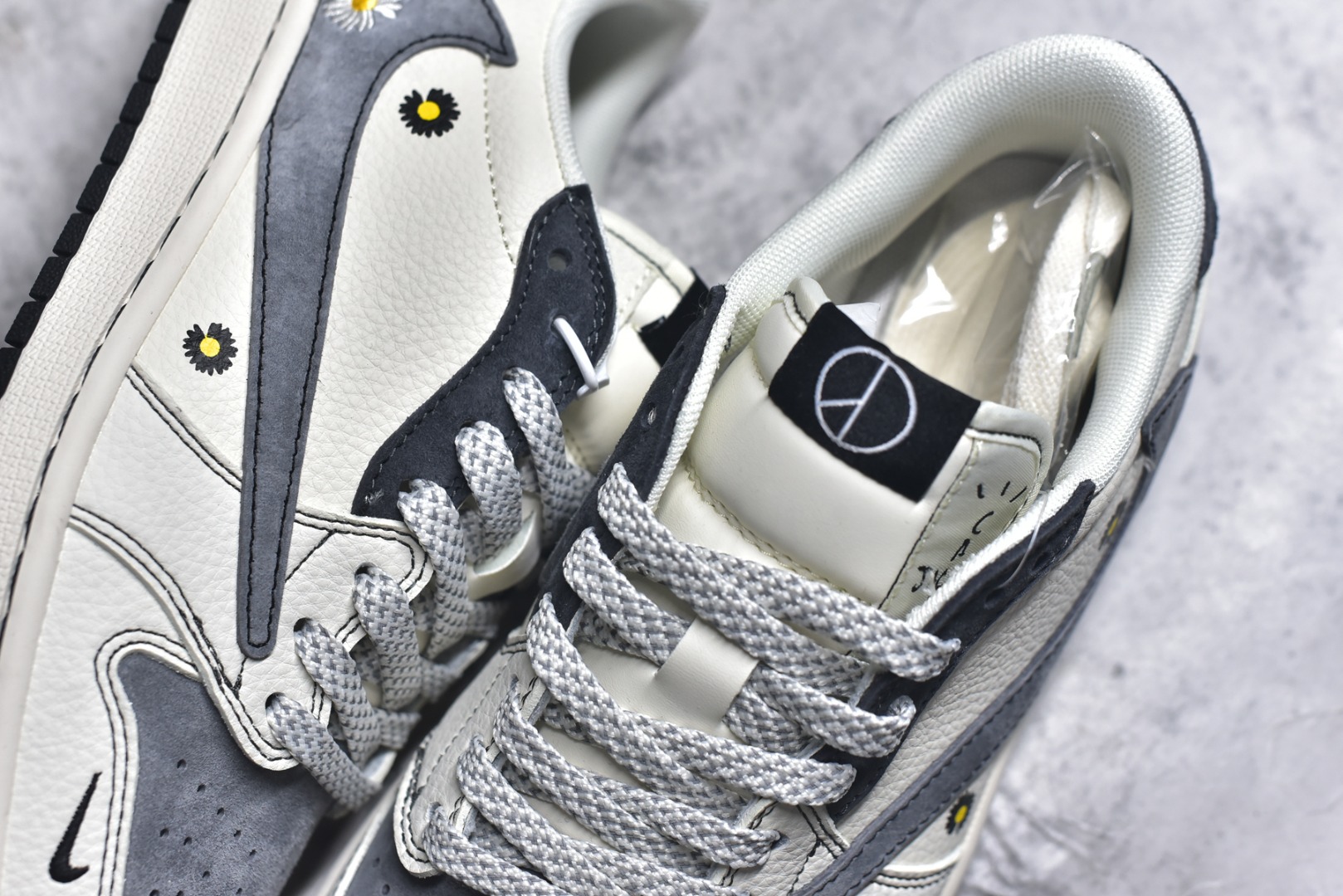 图片[9]-#海外爆款限量发售！ Travis Scott x Jordan 1 Low “权志龙联名——雏菊米灰黑” 高端定制 乔丹倒勾低帮休闲板鞋 大厂纯原品质出货 纯正版型 定制鞋盒 皮料切割干净无任何毛边 细节完美 超高清洁度 货号：QW5088-208 尺码：36 36.5 37.5 38 38.5 39 40 40.5 41 42 42.5 43 44 44.5 45-选品中心