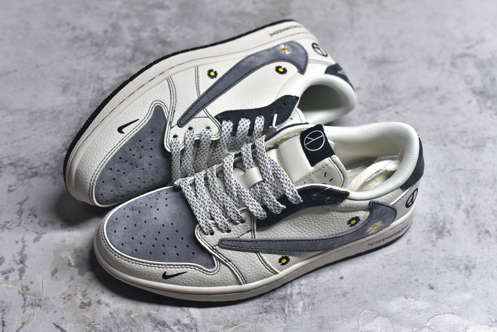 图片[7]-#海外爆款限量发售！ Travis Scott x Jordan 1 Low “权志龙联名——雏菊米灰黑” 高端定制 乔丹倒勾低帮休闲板鞋 大厂纯原品质出货 纯正版型 定制鞋盒 皮料切割干净无任何毛边 细节完美 超高清洁度 货号：QW5088-208 尺码：36 36.5 37.5 38 38.5 39 40 40.5 41 42 42.5 43 44 44.5 45-选品中心