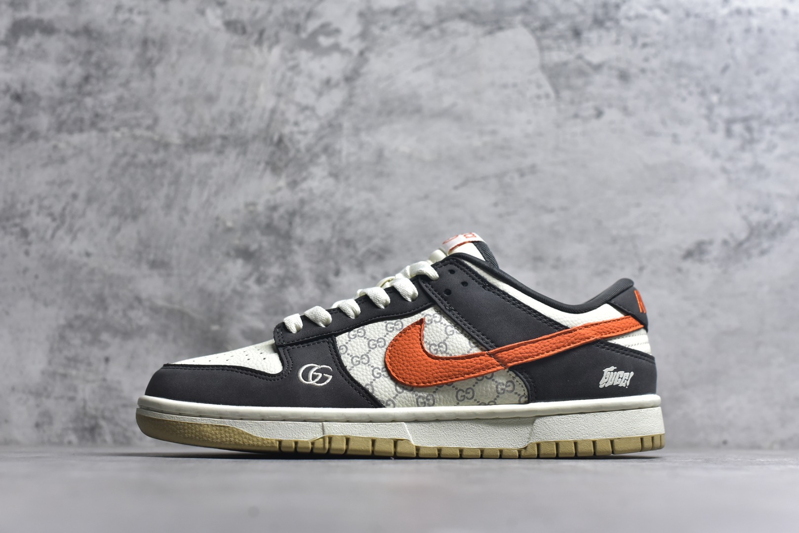 #Nike SB Dunk Low“GUCCI联名——白灰桔” 高端定制 低帮休闲板鞋 定制鞋盒 Ortholite鞋垫透气防臭 大厂纯原品质出货 超高清洁度 皮料切割干净无任何毛边 细节完美 货号：YF9511-923 尺码：36 36.5 37.5 38 38.5 39 40 40.5 41 42 42.5 43 44 44.5 45-选品中心