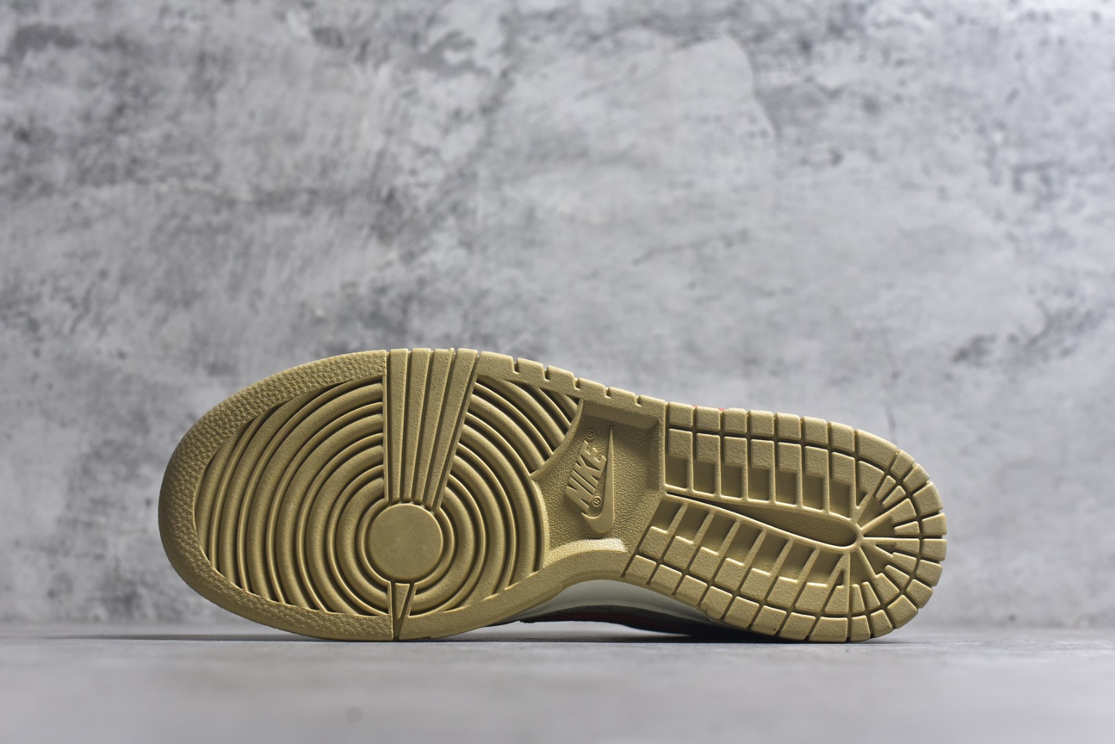 图片[6]-#Nike SB Dunk Low“GUCCI联名——白灰桔” 高端定制 低帮休闲板鞋 定制鞋盒 Ortholite鞋垫透气防臭 大厂纯原品质出货 超高清洁度 皮料切割干净无任何毛边 细节完美 货号：YF9511-923 尺码：36 36.5 37.5 38 38.5 39 40 40.5 41 42 42.5 43 44 44.5 45-选品中心