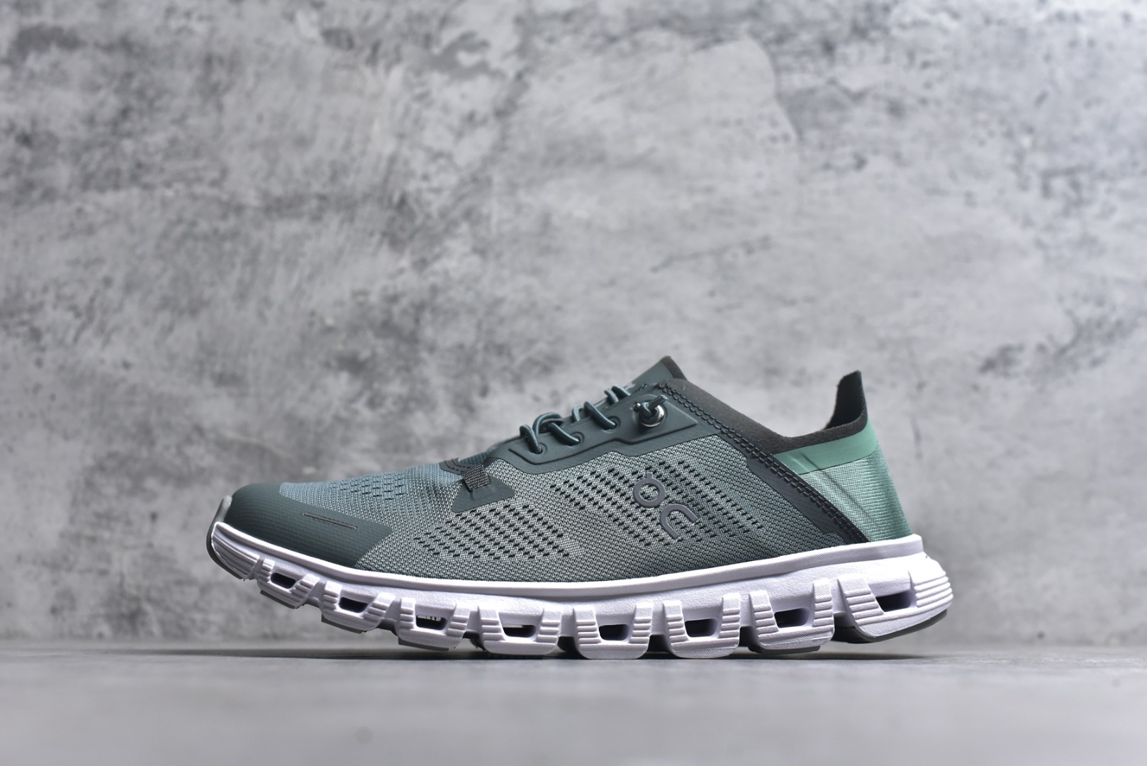 #On昂跑 Cloud 6 Coast 轻量运动休闲鞋 轻量透气的工程网格结合环保人造麂皮 衬托出活力醒目的视觉效果 饰有品牌Logo的TPU鞋带扣 让系带方式别具一格 是日常穿搭旅行和城市探索的理想之选 尺码：36 36.5 37.5 38 38.5 39 40 40.5 41 42 42.5 43 44 45-选品中心