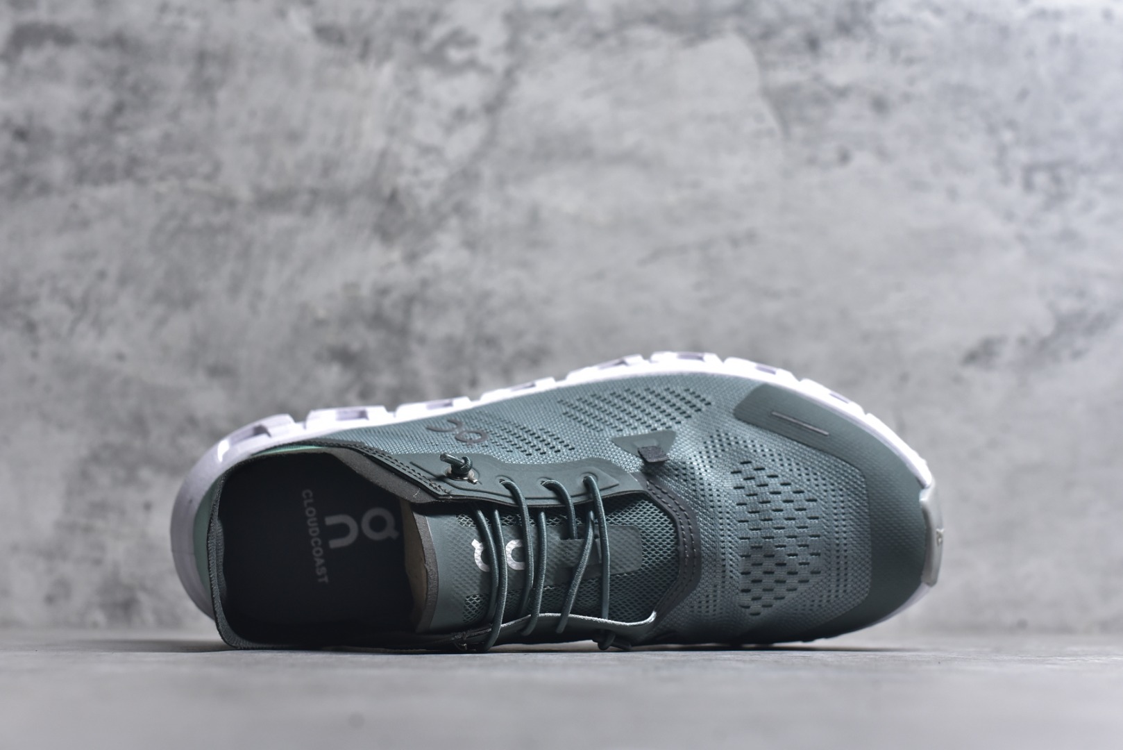 图片[4]-#On昂跑 Cloud 6 Coast 轻量运动休闲鞋 轻量透气的工程网格结合环保人造麂皮 衬托出活力醒目的视觉效果 饰有品牌Logo的TPU鞋带扣 让系带方式别具一格 是日常穿搭旅行和城市探索的理想之选 尺码：36 36.5 37.5 38 38.5 39 40 40.5 41 42 42.5 43 44 45-选品中心