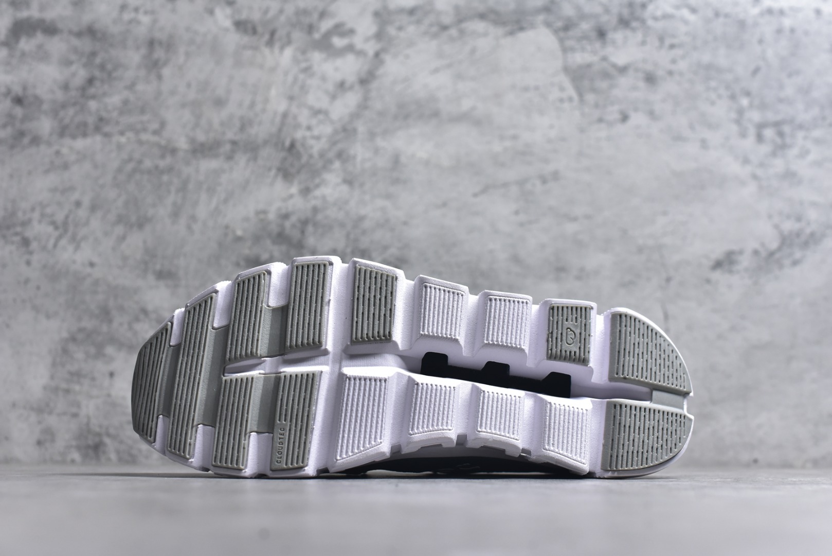 图片[6]-#On昂跑 Cloud 6 Coast 轻量运动休闲鞋 轻量透气的工程网格结合环保人造麂皮 衬托出活力醒目的视觉效果 饰有品牌Logo的TPU鞋带扣 让系带方式别具一格 是日常穿搭旅行和城市探索的理想之选 尺码：36 36.5 37.5 38 38.5 39 40 40.5 41 42 42.5 43 44 45-选品中心