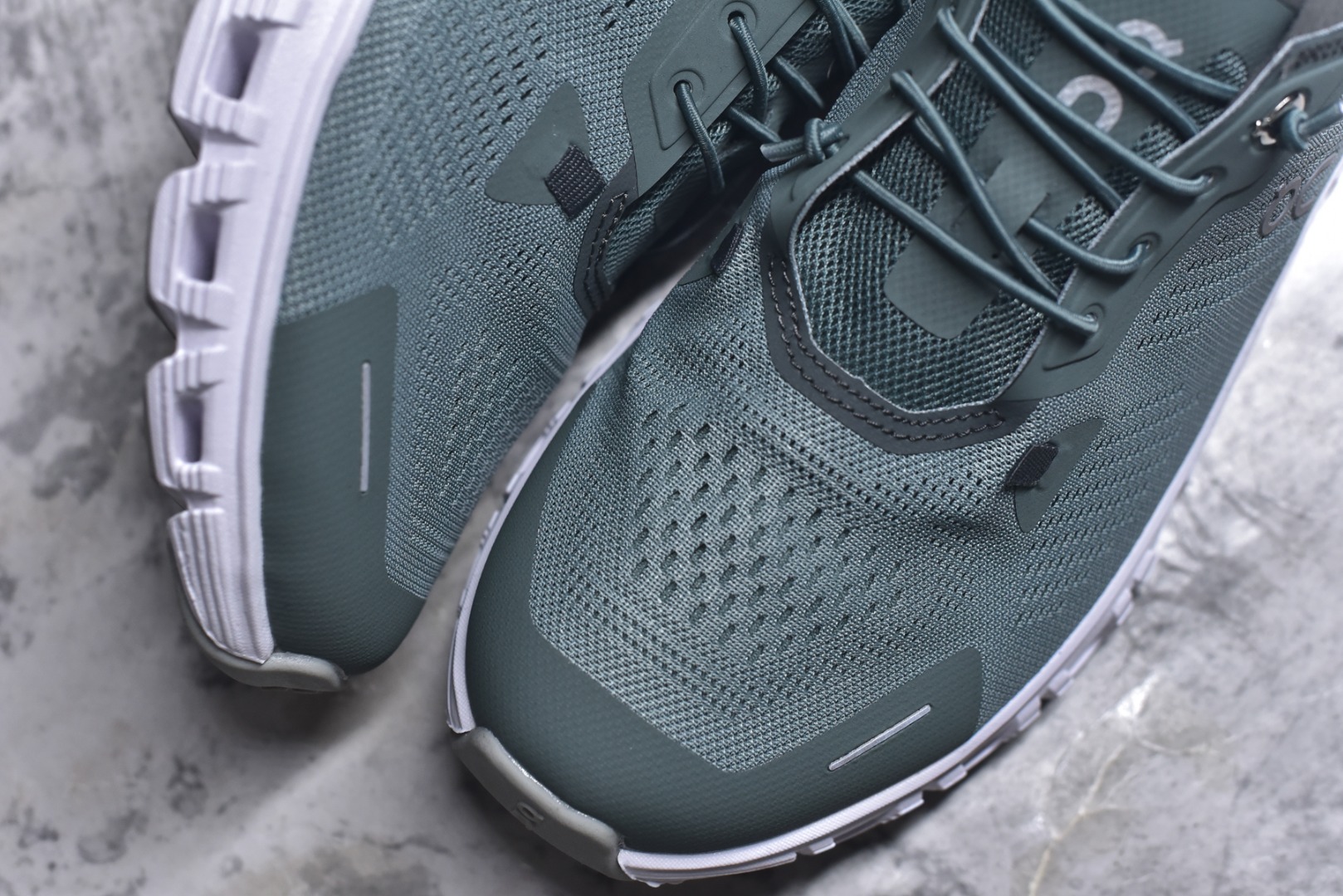 图片[8]-#On昂跑 Cloud 6 Coast 轻量运动休闲鞋 轻量透气的工程网格结合环保人造麂皮 衬托出活力醒目的视觉效果 饰有品牌Logo的TPU鞋带扣 让系带方式别具一格 是日常穿搭旅行和城市探索的理想之选 尺码：36 36.5 37.5 38 38.5 39 40 40.5 41 42 42.5 43 44 45-选品中心