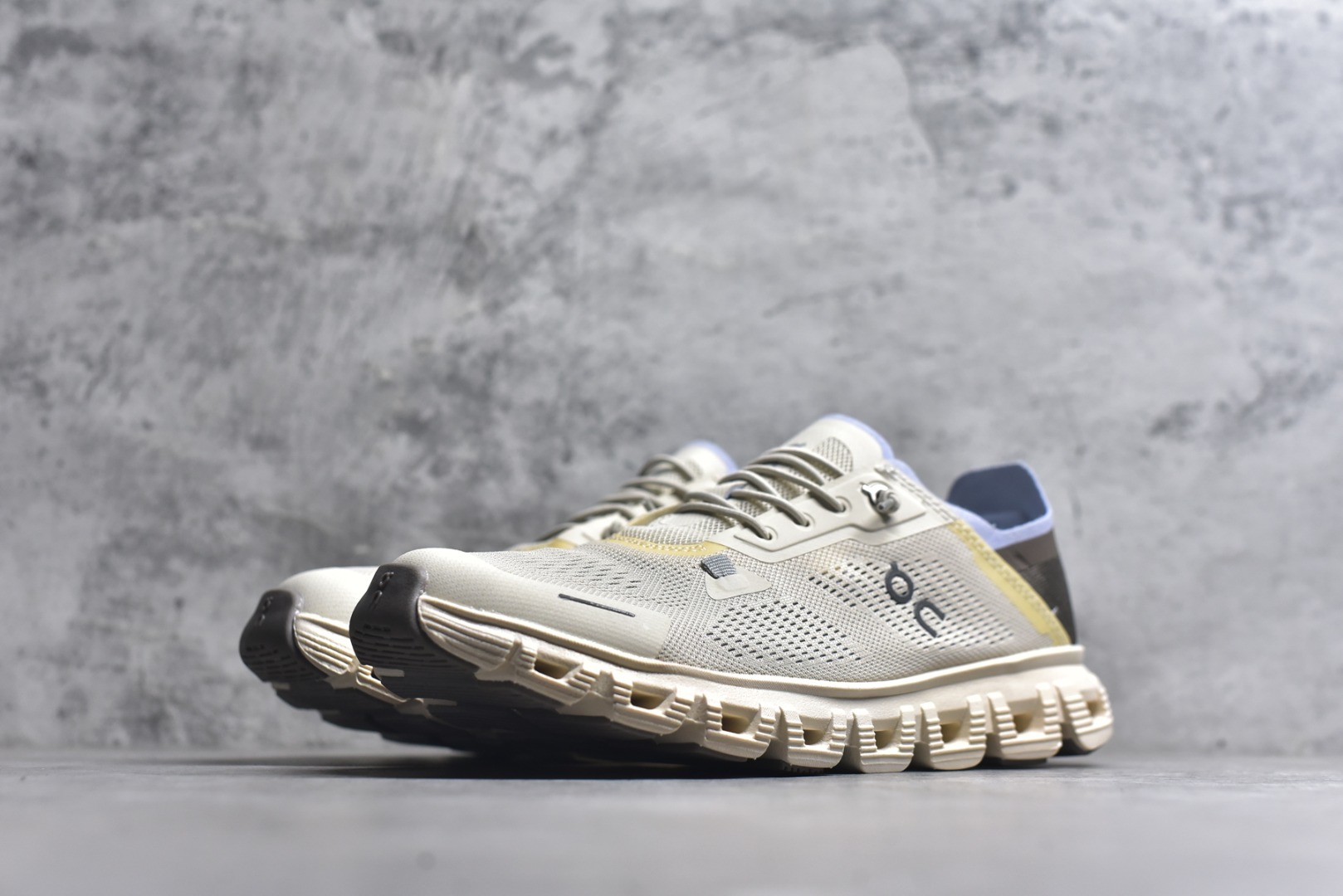 图片[2]-#On昂跑 Cloud 6 Coast 轻量运动休闲鞋 轻量透气的工程网格结合环保人造麂皮 衬托出活力醒目的视觉效果 饰有品牌Logo的TPU鞋带扣 让系带方式别具一格 是日常穿搭旅行和城市探索的理想之选 尺码：36 36.5 37.5 38 38.5 39 40 40.5 41 42 42.5 43 44 45-选品中心