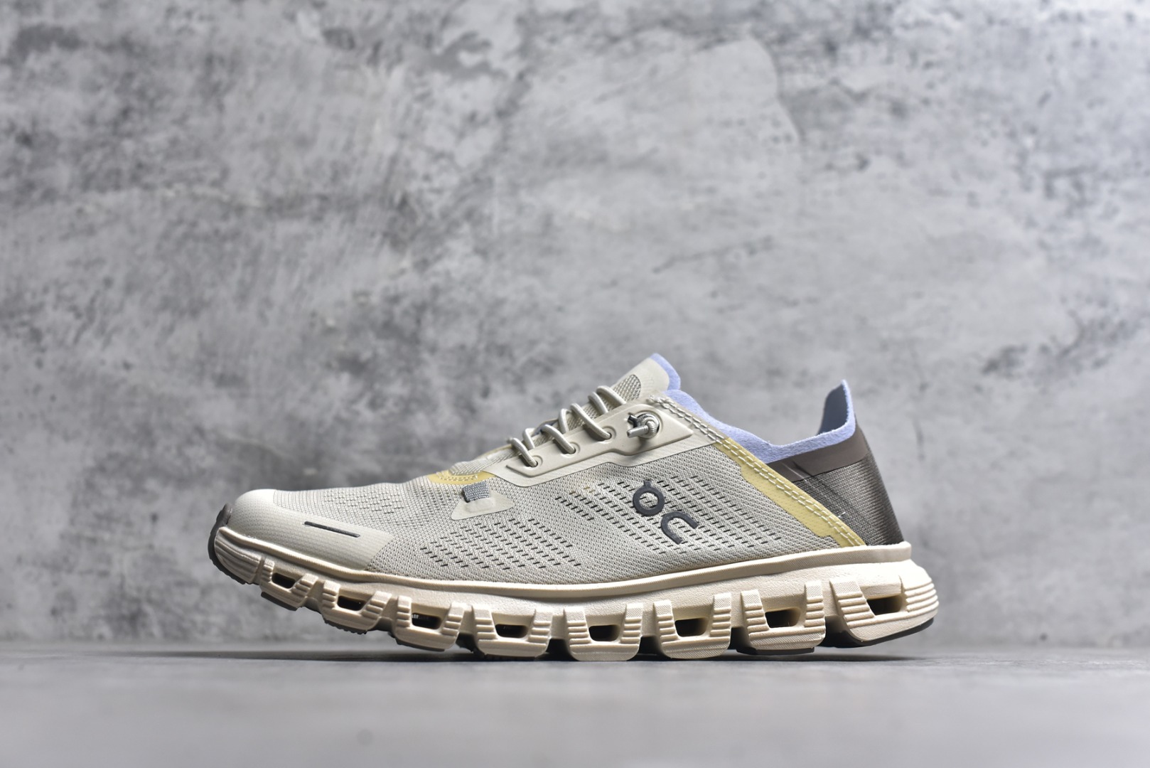 #On昂跑 Cloud 6 Coast 轻量运动休闲鞋 轻量透气的工程网格结合环保人造麂皮 衬托出活力醒目的视觉效果 饰有品牌Logo的TPU鞋带扣 让系带方式别具一格 是日常穿搭旅行和城市探索的理想之选 尺码：36 36.5 37.5 38 38.5 39 40 40.5 41 42 42.5 43 44 45-选品中心