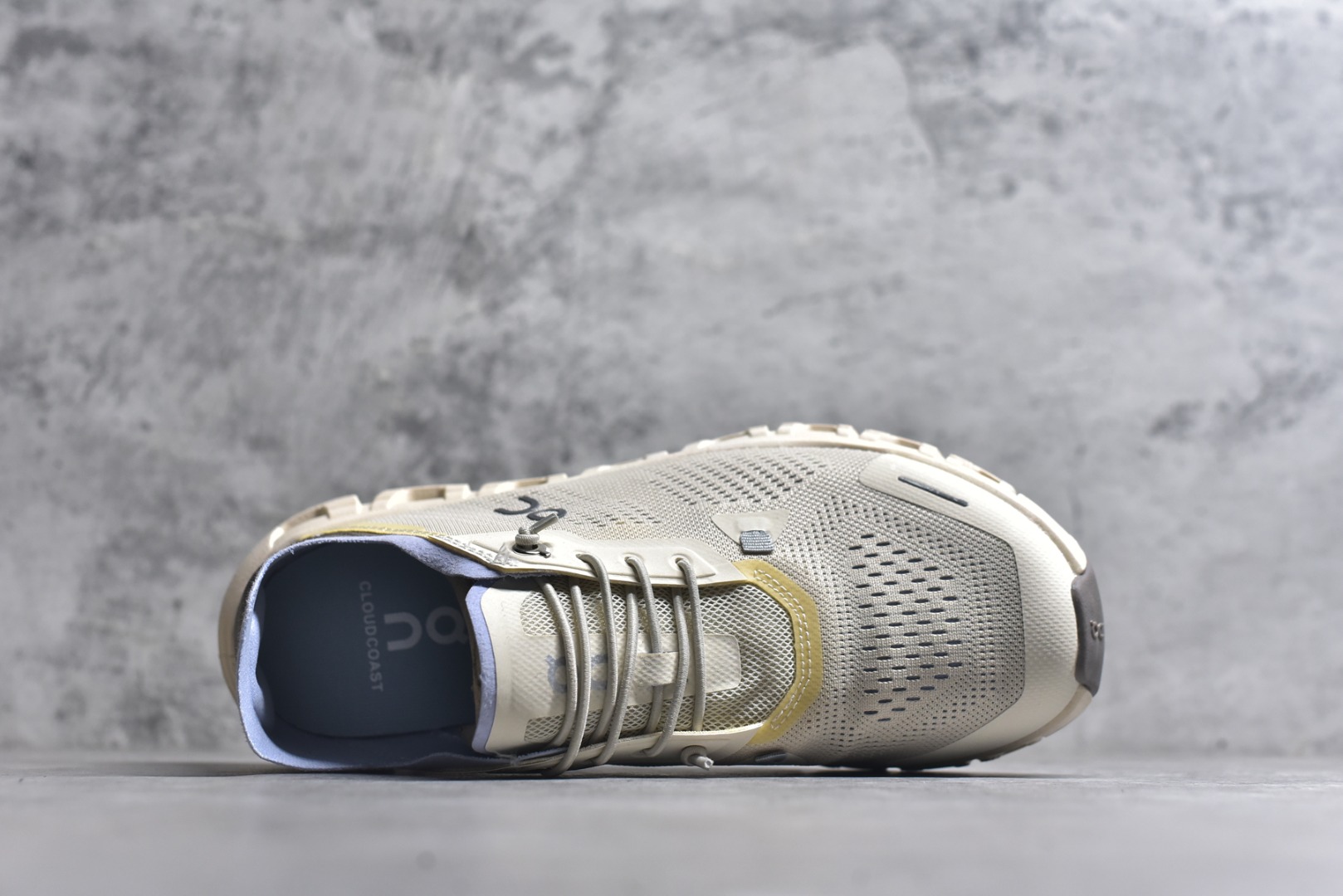 图片[4]-#On昂跑 Cloud 6 Coast 轻量运动休闲鞋 轻量透气的工程网格结合环保人造麂皮 衬托出活力醒目的视觉效果 饰有品牌Logo的TPU鞋带扣 让系带方式别具一格 是日常穿搭旅行和城市探索的理想之选 尺码：36 36.5 37.5 38 38.5 39 40 40.5 41 42 42.5 43 44 45-选品中心