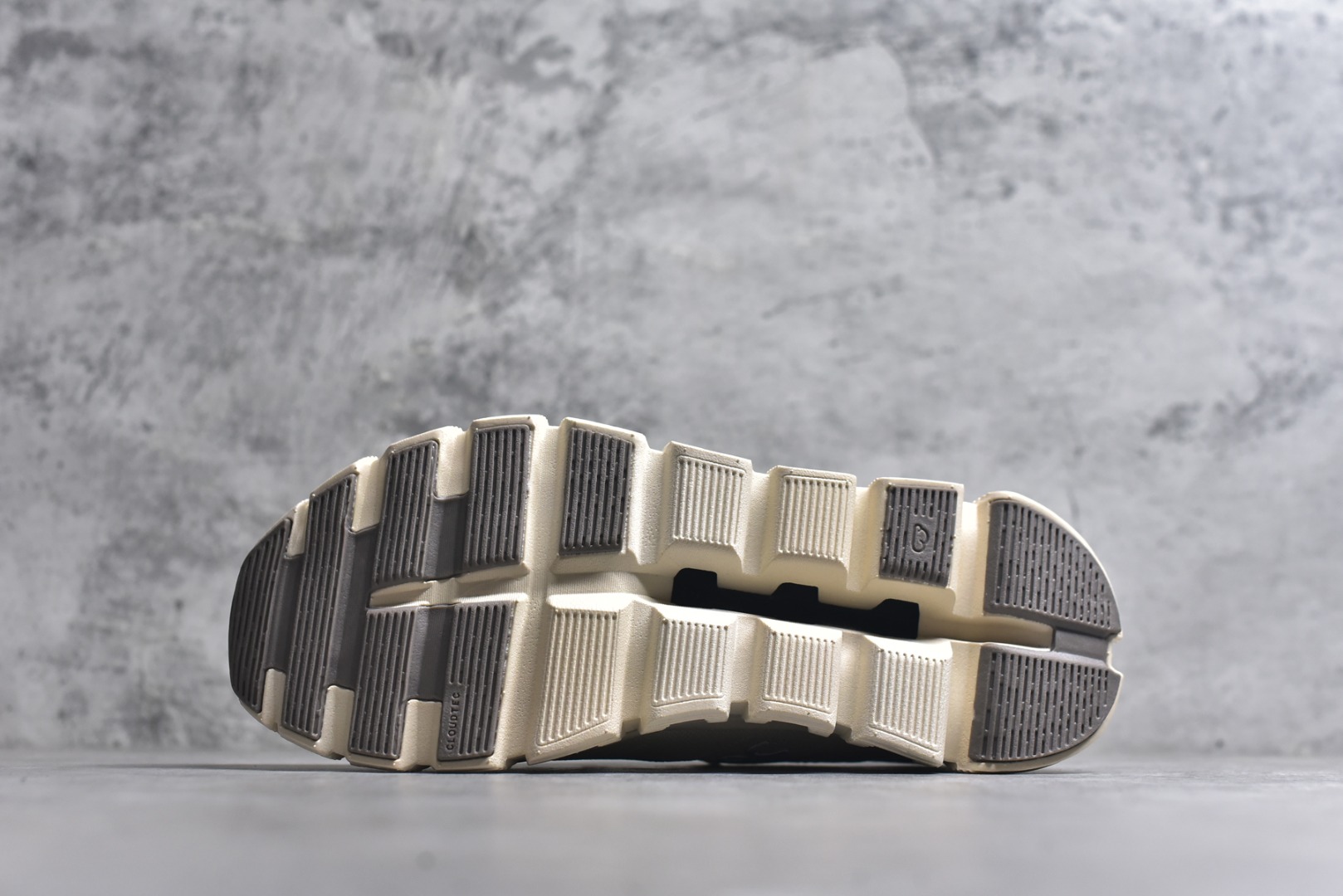 图片[6]-#On昂跑 Cloud 6 Coast 轻量运动休闲鞋 轻量透气的工程网格结合环保人造麂皮 衬托出活力醒目的视觉效果 饰有品牌Logo的TPU鞋带扣 让系带方式别具一格 是日常穿搭旅行和城市探索的理想之选 尺码：36 36.5 37.5 38 38.5 39 40 40.5 41 42 42.5 43 44 45-选品中心