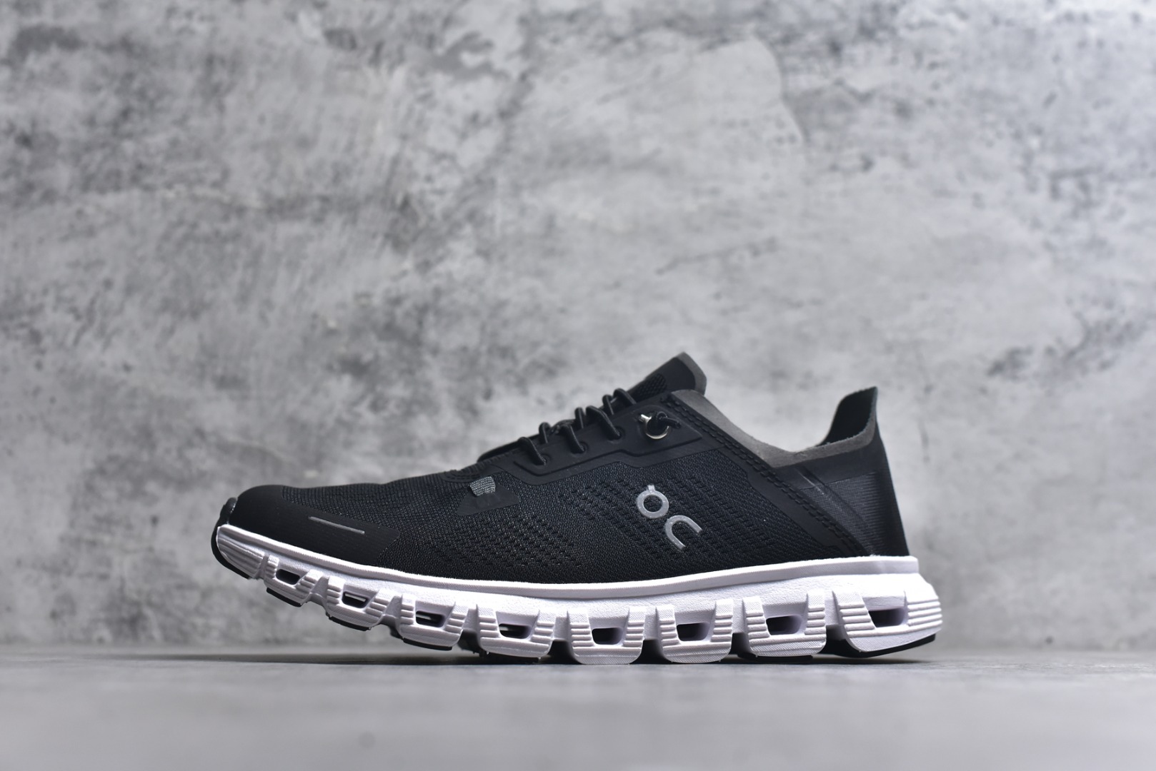 #On昂跑 Cloud 6 Coast 轻量运动休闲鞋 轻量透气的工程网格结合环保人造麂皮 衬托出活力醒目的视觉效果 饰有品牌Logo的TPU鞋带扣 让系带方式别具一格 是日常穿搭旅行和城市探索的理想之选 尺码：36 36.5 37.5 38 38.5 39 40 40.5 41 42 42.5 43 44 45-选品中心