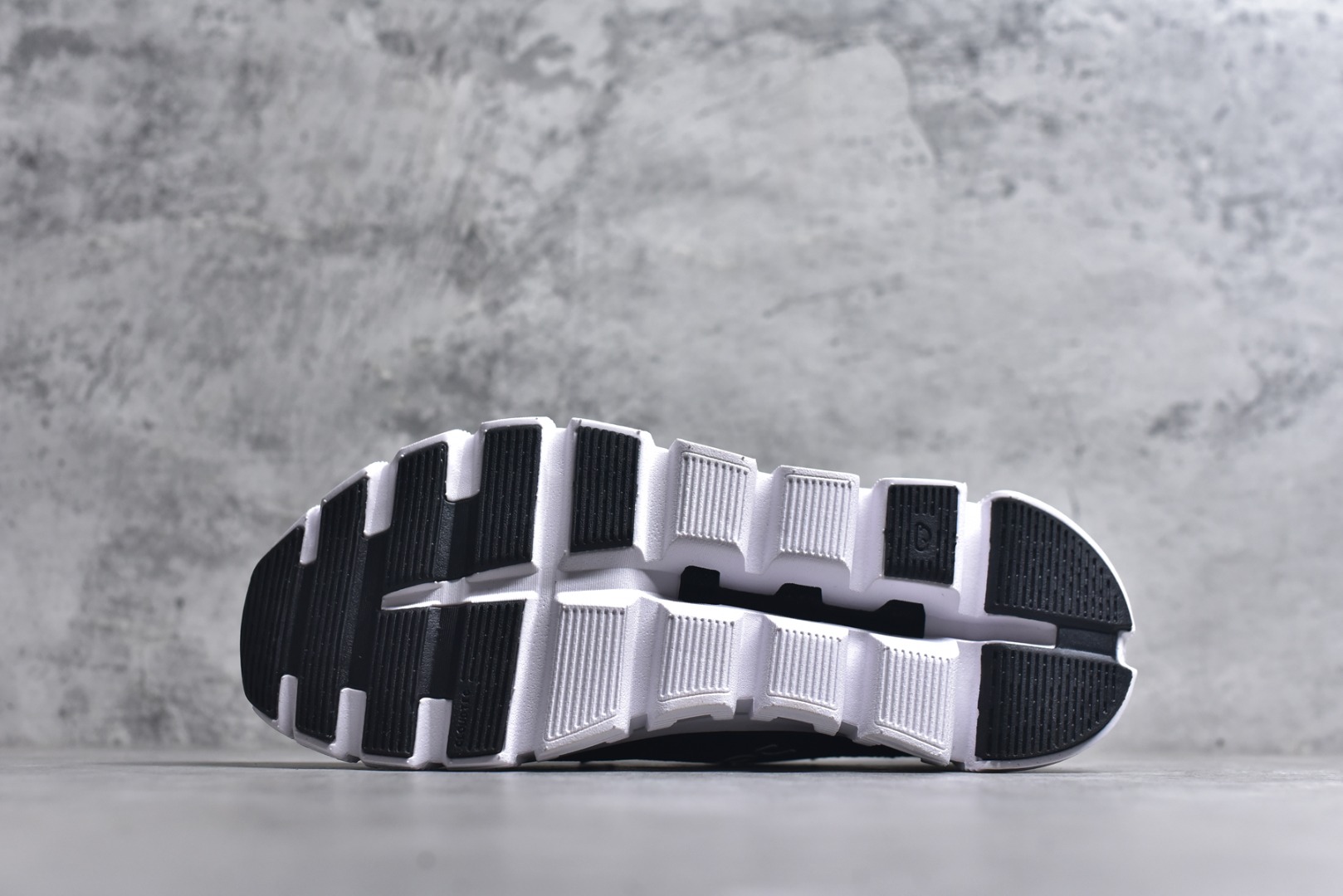 图片[6]-#On昂跑 Cloud 6 Coast 轻量运动休闲鞋 轻量透气的工程网格结合环保人造麂皮 衬托出活力醒目的视觉效果 饰有品牌Logo的TPU鞋带扣 让系带方式别具一格 是日常穿搭旅行和城市探索的理想之选 尺码：36 36.5 37.5 38 38.5 39 40 40.5 41 42 42.5 43 44 45-选品中心