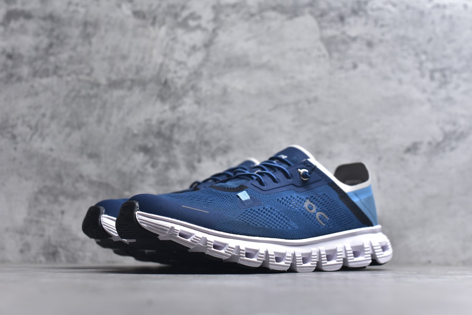 图片[2]-#On昂跑 Cloud 6 Coast 轻量运动休闲鞋 轻量透气的工程网格结合环保人造麂皮 衬托出活力醒目的视觉效果 饰有品牌Logo的TPU鞋带扣 让系带方式别具一格 是日常穿搭旅行和城市探索的理想之选 尺码：36 36.5 37.5 38 38.5 39 40 40.5 41 42 42.5 43 44 45-选品中心