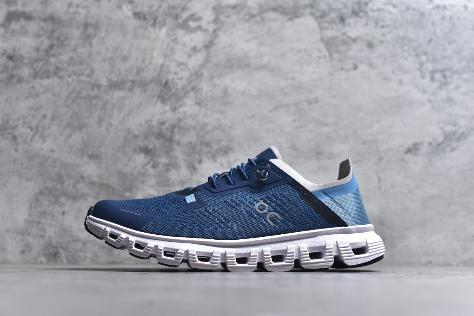 #On昂跑 Cloud 6 Coast 轻量运动休闲鞋 轻量透气的工程网格结合环保人造麂皮 衬托出活力醒目的视觉效果 饰有品牌Logo的TPU鞋带扣 让系带方式别具一格 是日常穿搭旅行和城市探索的理想之选 尺码：36 36.5 37.5 38 38.5 39 40 40.5 41 42 42.5 43 44 45-选品中心