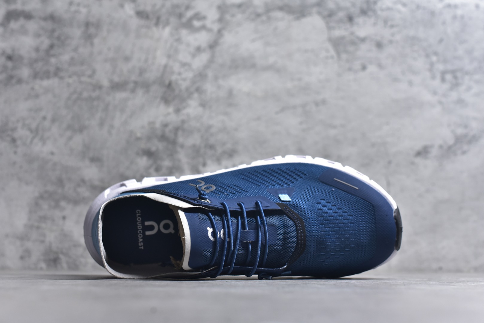 图片[4]-#On昂跑 Cloud 6 Coast 轻量运动休闲鞋 轻量透气的工程网格结合环保人造麂皮 衬托出活力醒目的视觉效果 饰有品牌Logo的TPU鞋带扣 让系带方式别具一格 是日常穿搭旅行和城市探索的理想之选 尺码：36 36.5 37.5 38 38.5 39 40 40.5 41 42 42.5 43 44 45-选品中心