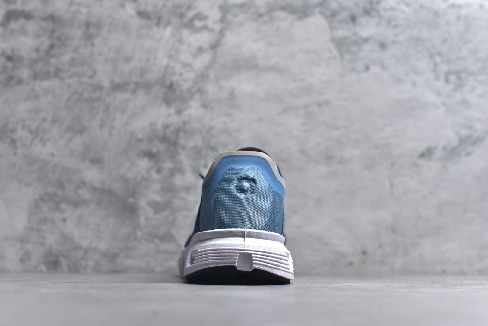 图片[5]-#On昂跑 Cloud 6 Coast 轻量运动休闲鞋 轻量透气的工程网格结合环保人造麂皮 衬托出活力醒目的视觉效果 饰有品牌Logo的TPU鞋带扣 让系带方式别具一格 是日常穿搭旅行和城市探索的理想之选 尺码：36 36.5 37.5 38 38.5 39 40 40.5 41 42 42.5 43 44 45-选品中心