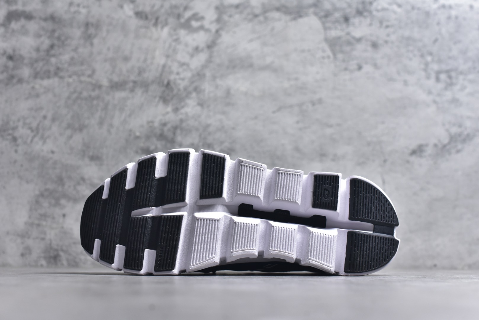 图片[6]-#On昂跑 Cloud 6 Coast 轻量运动休闲鞋 轻量透气的工程网格结合环保人造麂皮 衬托出活力醒目的视觉效果 饰有品牌Logo的TPU鞋带扣 让系带方式别具一格 是日常穿搭旅行和城市探索的理想之选 尺码：36 36.5 37.5 38 38.5 39 40 40.5 41 42 42.5 43 44 45-选品中心