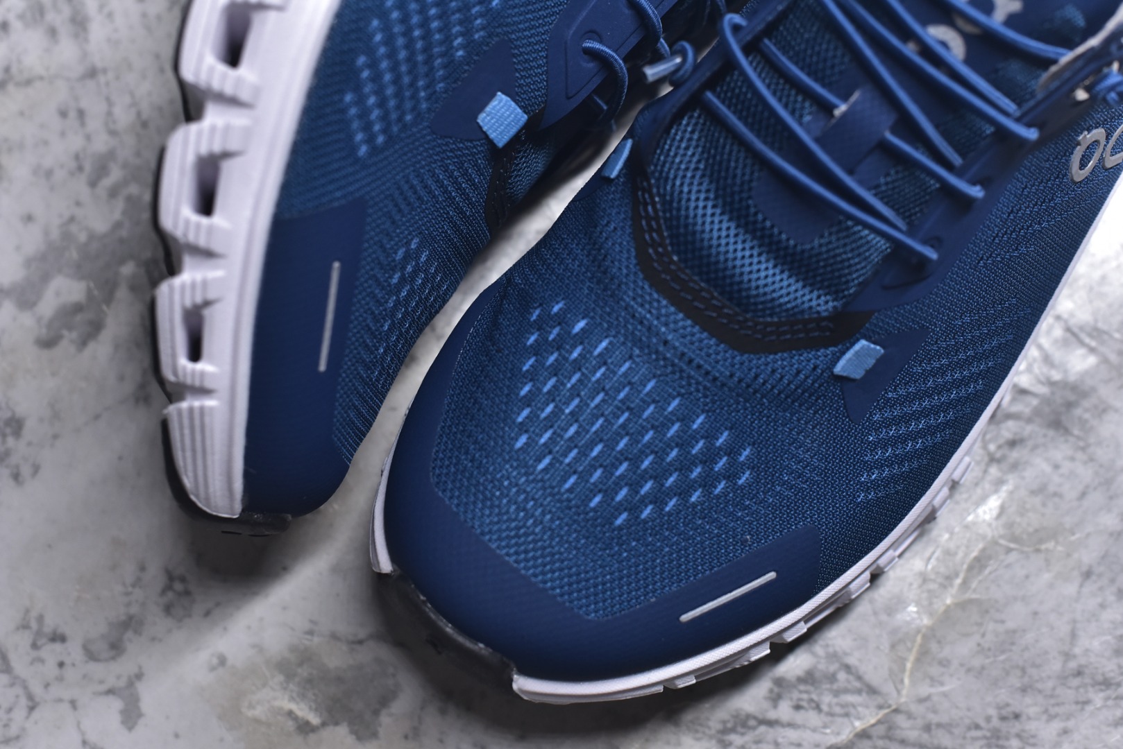 图片[8]-#On昂跑 Cloud 6 Coast 轻量运动休闲鞋 轻量透气的工程网格结合环保人造麂皮 衬托出活力醒目的视觉效果 饰有品牌Logo的TPU鞋带扣 让系带方式别具一格 是日常穿搭旅行和城市探索的理想之选 尺码：36 36.5 37.5 38 38.5 39 40 40.5 41 42 42.5 43 44 45-选品中心