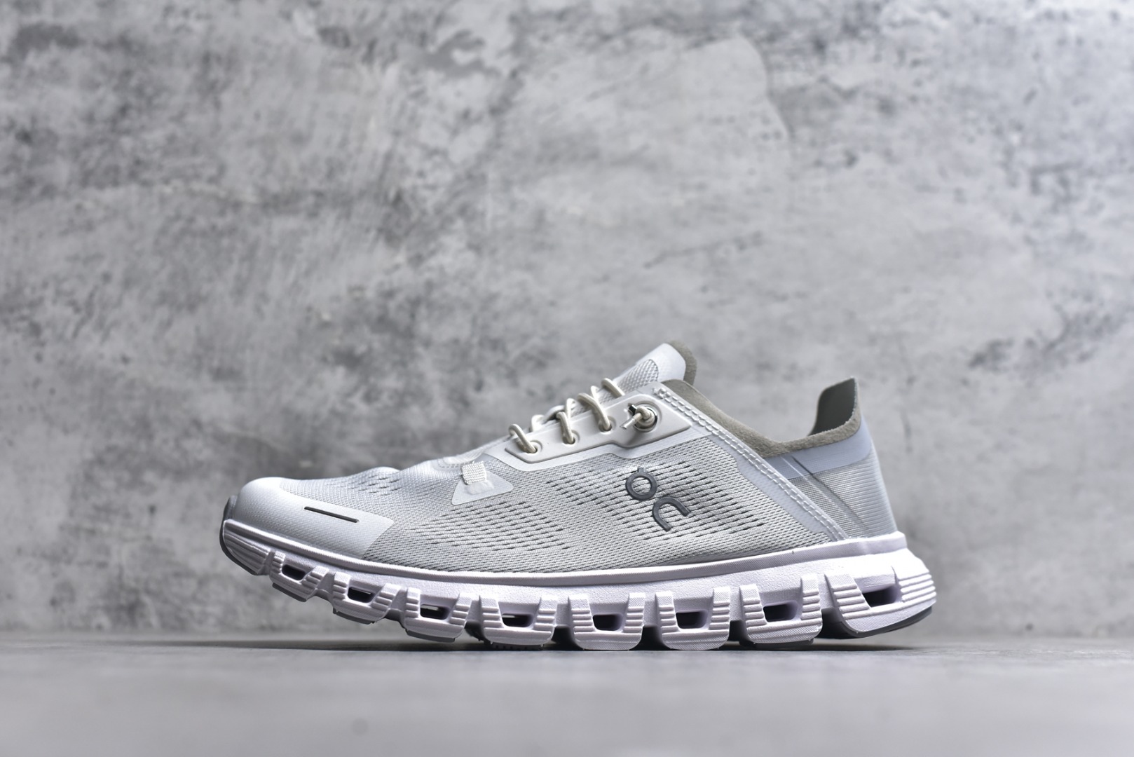 #On昂跑 Cloud 6 Coast 轻量运动休闲鞋 轻量透气的工程网格结合环保人造麂皮 衬托出活力醒目的视觉效果 饰有品牌Logo的TPU鞋带扣 让系带方式别具一格 是日常穿搭旅行和城市探索的理想之选 尺码：36 36.5 37.5 38 38.5 39 40 40.5 41 42 42.5 43 44 45-选品中心