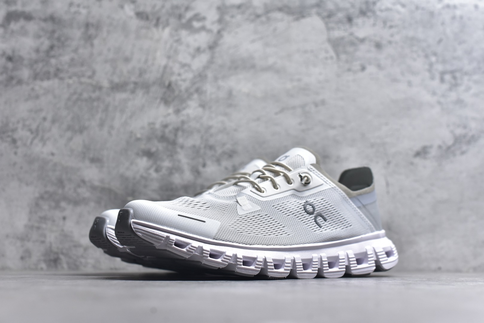 图片[2]-#On昂跑 Cloud 6 Coast 轻量运动休闲鞋 轻量透气的工程网格结合环保人造麂皮 衬托出活力醒目的视觉效果 饰有品牌Logo的TPU鞋带扣 让系带方式别具一格 是日常穿搭旅行和城市探索的理想之选 尺码：36 36.5 37.5 38 38.5 39 40 40.5 41 42 42.5 43 44 45-选品中心