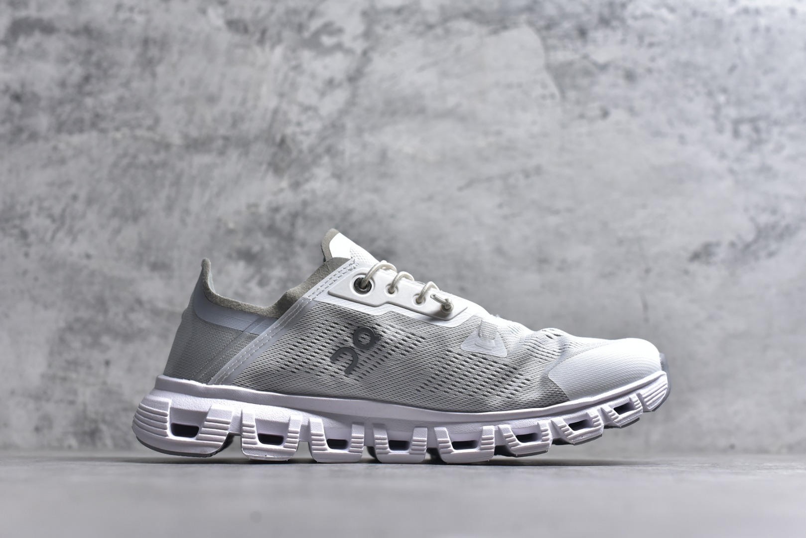 图片[3]-#On昂跑 Cloud 6 Coast 轻量运动休闲鞋 轻量透气的工程网格结合环保人造麂皮 衬托出活力醒目的视觉效果 饰有品牌Logo的TPU鞋带扣 让系带方式别具一格 是日常穿搭旅行和城市探索的理想之选 尺码：36 36.5 37.5 38 38.5 39 40 40.5 41 42 42.5 43 44 45-选品中心