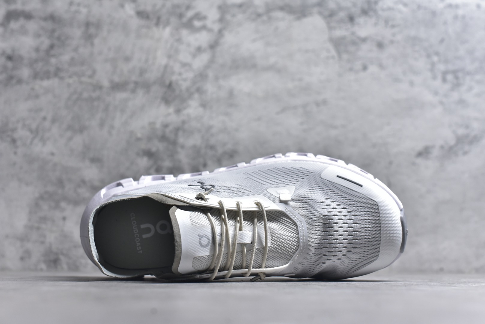 图片[4]-#On昂跑 Cloud 6 Coast 轻量运动休闲鞋 轻量透气的工程网格结合环保人造麂皮 衬托出活力醒目的视觉效果 饰有品牌Logo的TPU鞋带扣 让系带方式别具一格 是日常穿搭旅行和城市探索的理想之选 尺码：36 36.5 37.5 38 38.5 39 40 40.5 41 42 42.5 43 44 45-选品中心