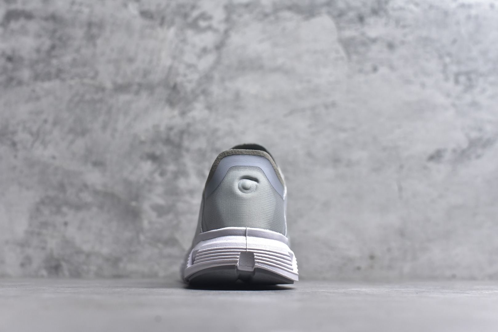 图片[5]-#On昂跑 Cloud 6 Coast 轻量运动休闲鞋 轻量透气的工程网格结合环保人造麂皮 衬托出活力醒目的视觉效果 饰有品牌Logo的TPU鞋带扣 让系带方式别具一格 是日常穿搭旅行和城市探索的理想之选 尺码：36 36.5 37.5 38 38.5 39 40 40.5 41 42 42.5 43 44 45-选品中心