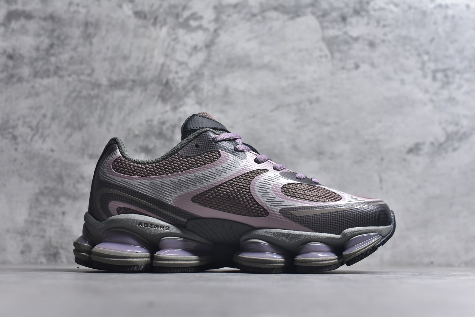 图片[3]-#New Balance 新百伦 NB2000 网面休闲鞋 U20002T8 NB官方重磅新品 一款融合复古设计与现代科技的跑鞋，以其经典的造型和舒适脚感，成为2025年复古潮流爱好的推荐单品。 极具视觉冲击力的5根ABZORB单元，以及无缝鞋面的设计，加上3M反光材质的装饰，比之前推出的9060系列更夸张，更具未来感。 货号：U20005F9 尺码：36-46.5-选品中心