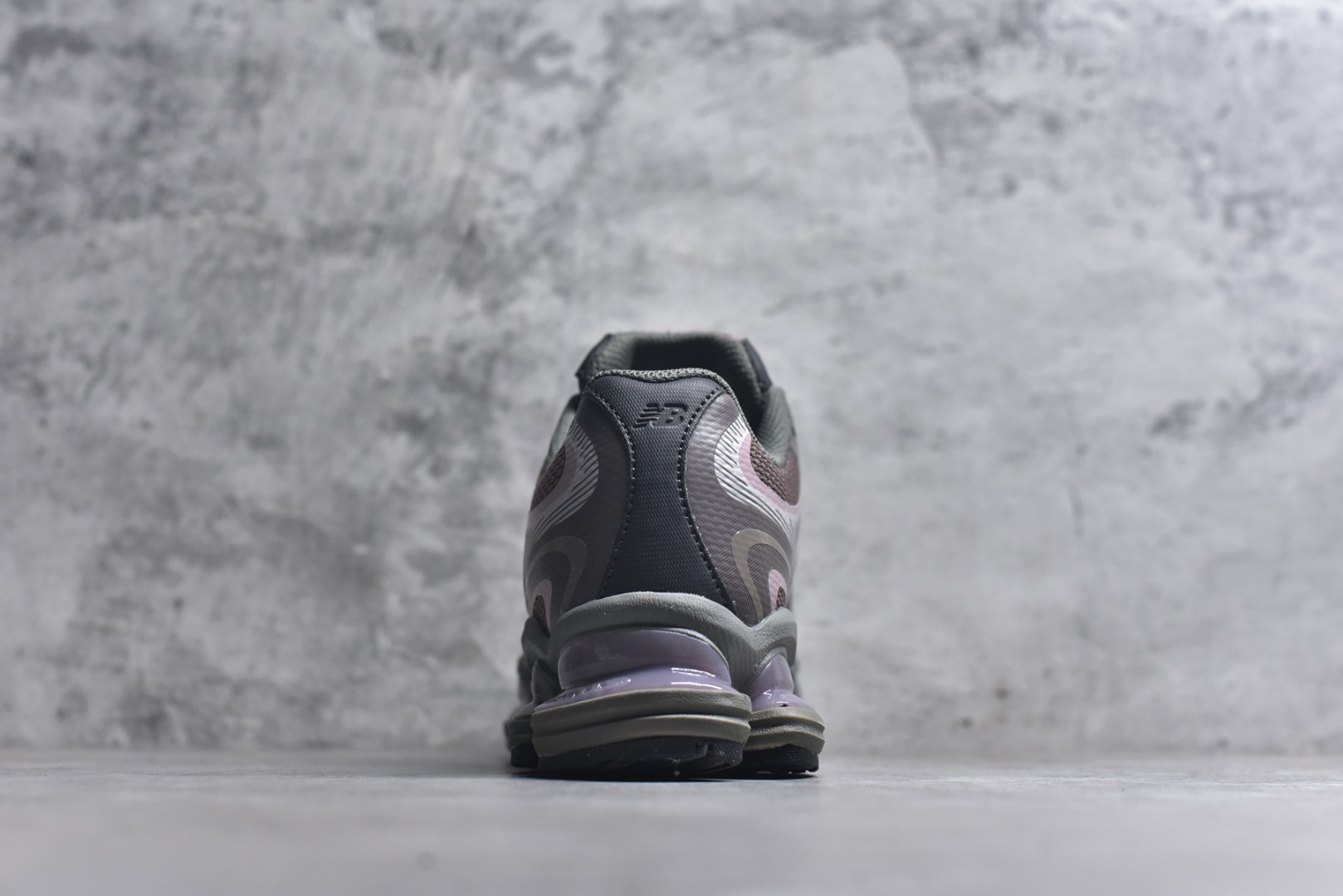 图片[5]-#New Balance 新百伦 NB2000 网面休闲鞋 U20002T8 NB官方重磅新品 一款融合复古设计与现代科技的跑鞋，以其经典的造型和舒适脚感，成为2025年复古潮流爱好的推荐单品。 极具视觉冲击力的5根ABZORB单元，以及无缝鞋面的设计，加上3M反光材质的装饰，比之前推出的9060系列更夸张，更具未来感。 货号：U20005F9 尺码：36-46.5-选品中心