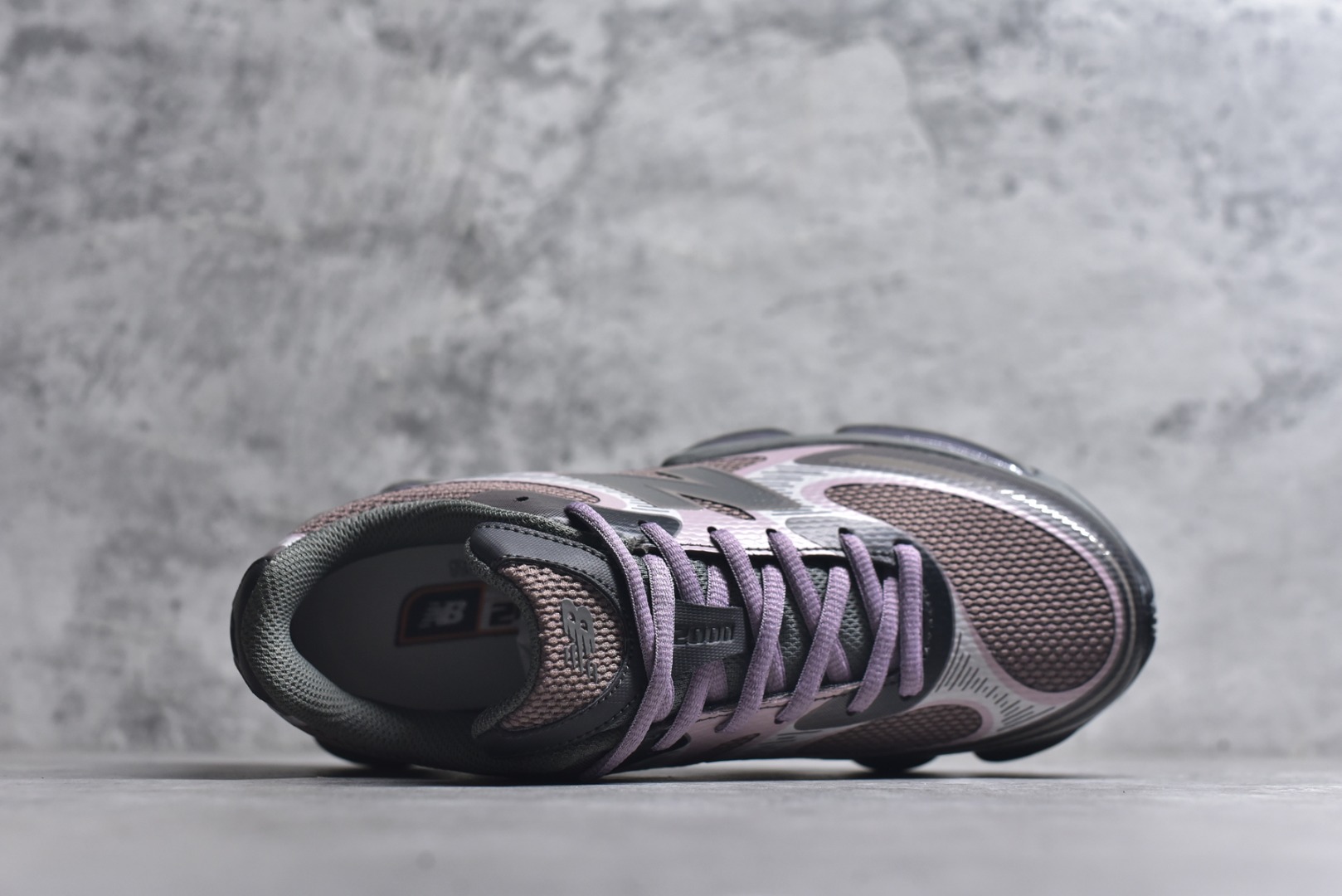 图片[4]-#New Balance 新百伦 NB2000 网面休闲鞋 U20002T8 NB官方重磅新品 一款融合复古设计与现代科技的跑鞋，以其经典的造型和舒适脚感，成为2025年复古潮流爱好的推荐单品。 极具视觉冲击力的5根ABZORB单元，以及无缝鞋面的设计，加上3M反光材质的装饰，比之前推出的9060系列更夸张，更具未来感。 货号：U20005F9 尺码：36-46.5-选品中心